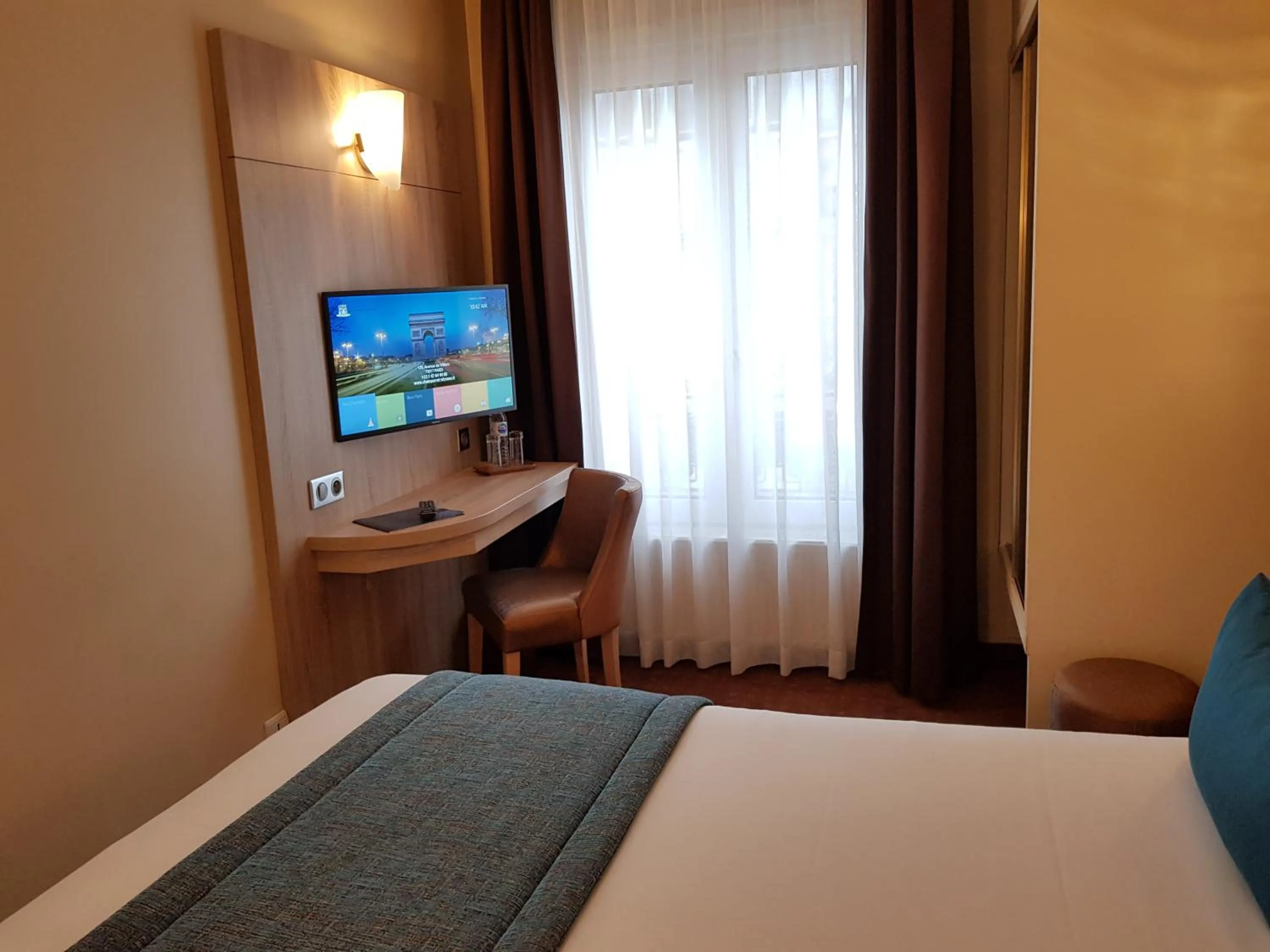 TV and multimedia, Bed in Hotel Champerret Elysees
