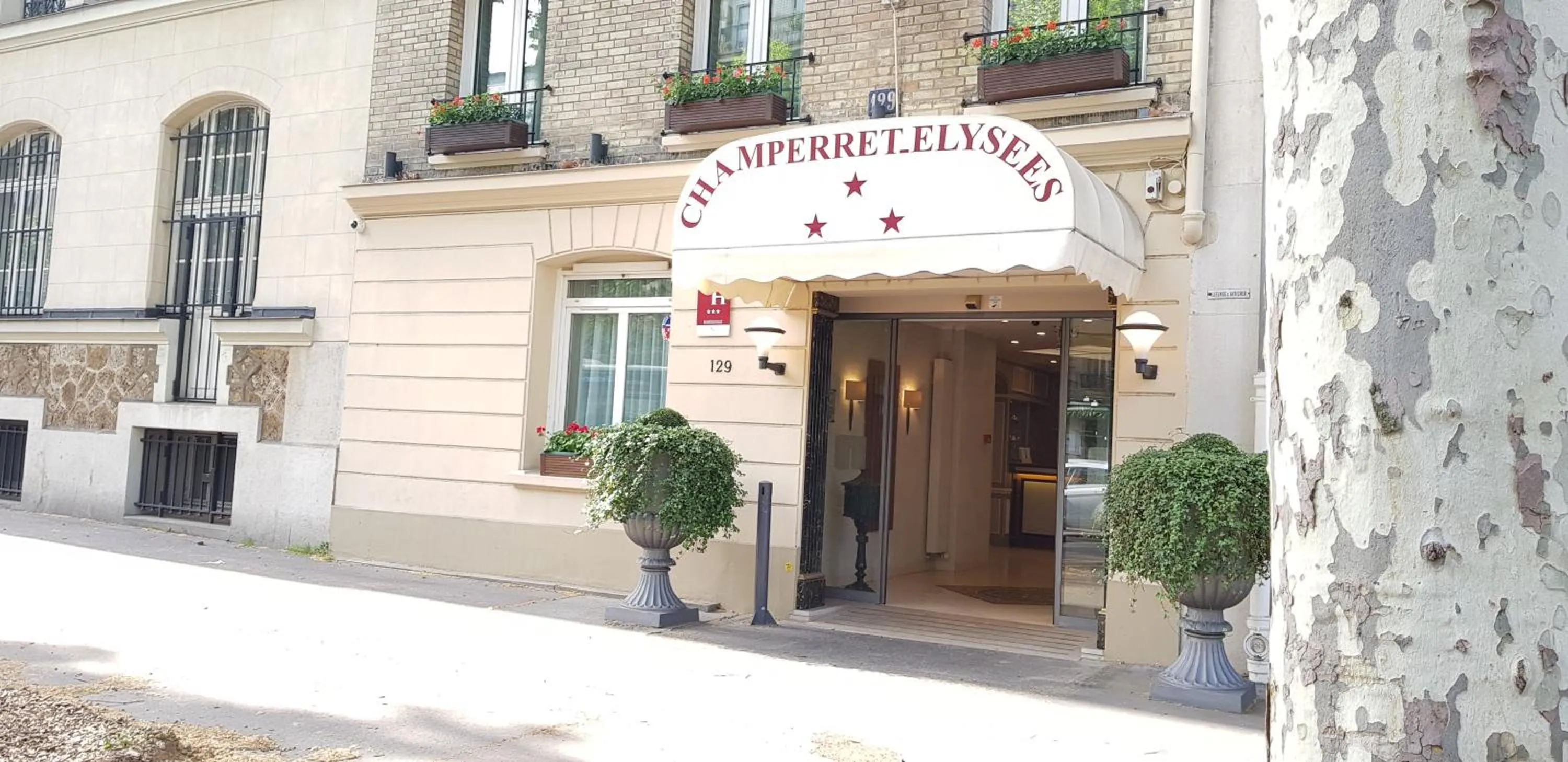 Facade/entrance in Hotel Champerret Elysees