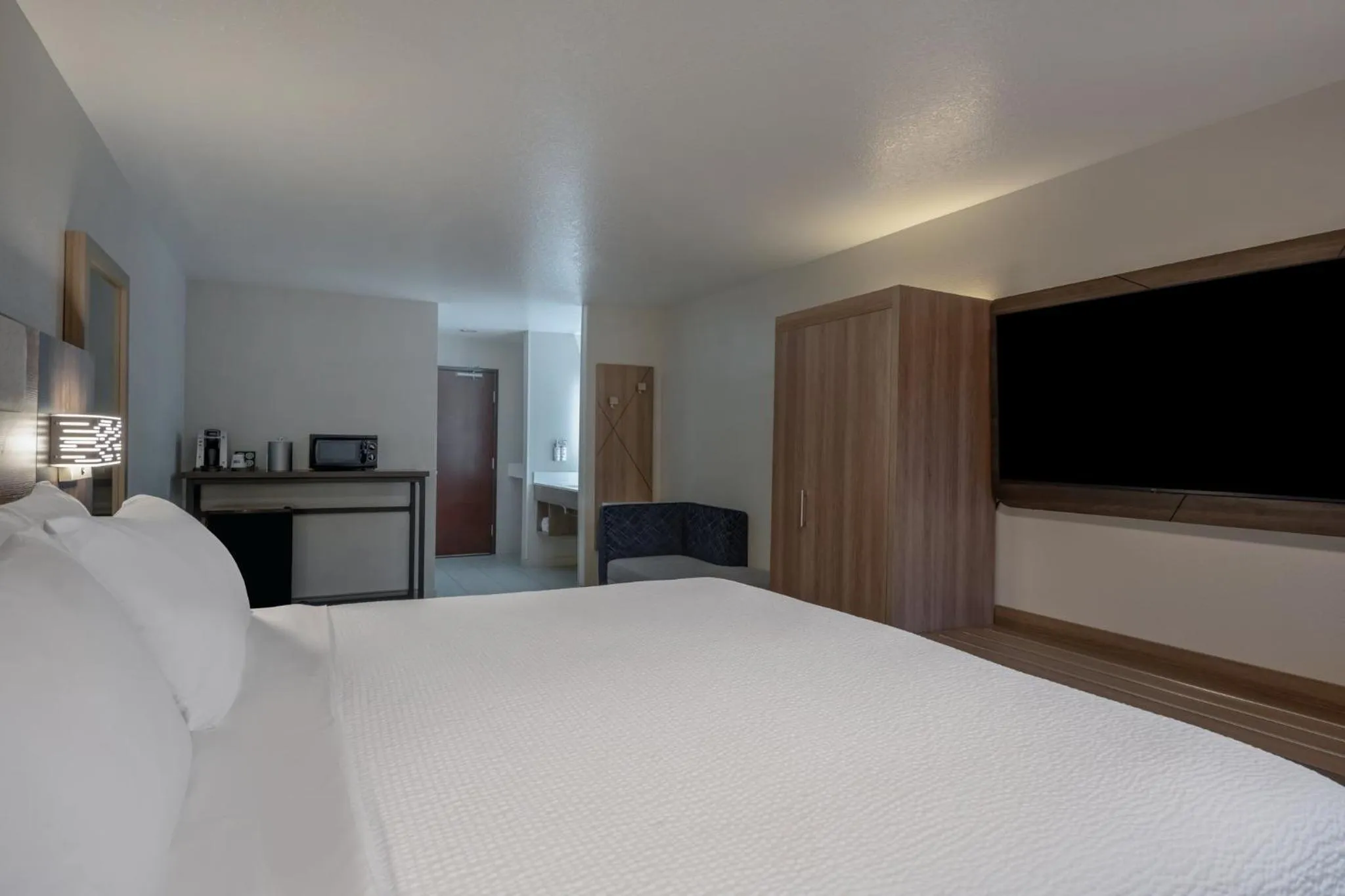 Photo of the whole room, Bed in Holiday Inn Express Portland SE - Clackamas Area by IHG
