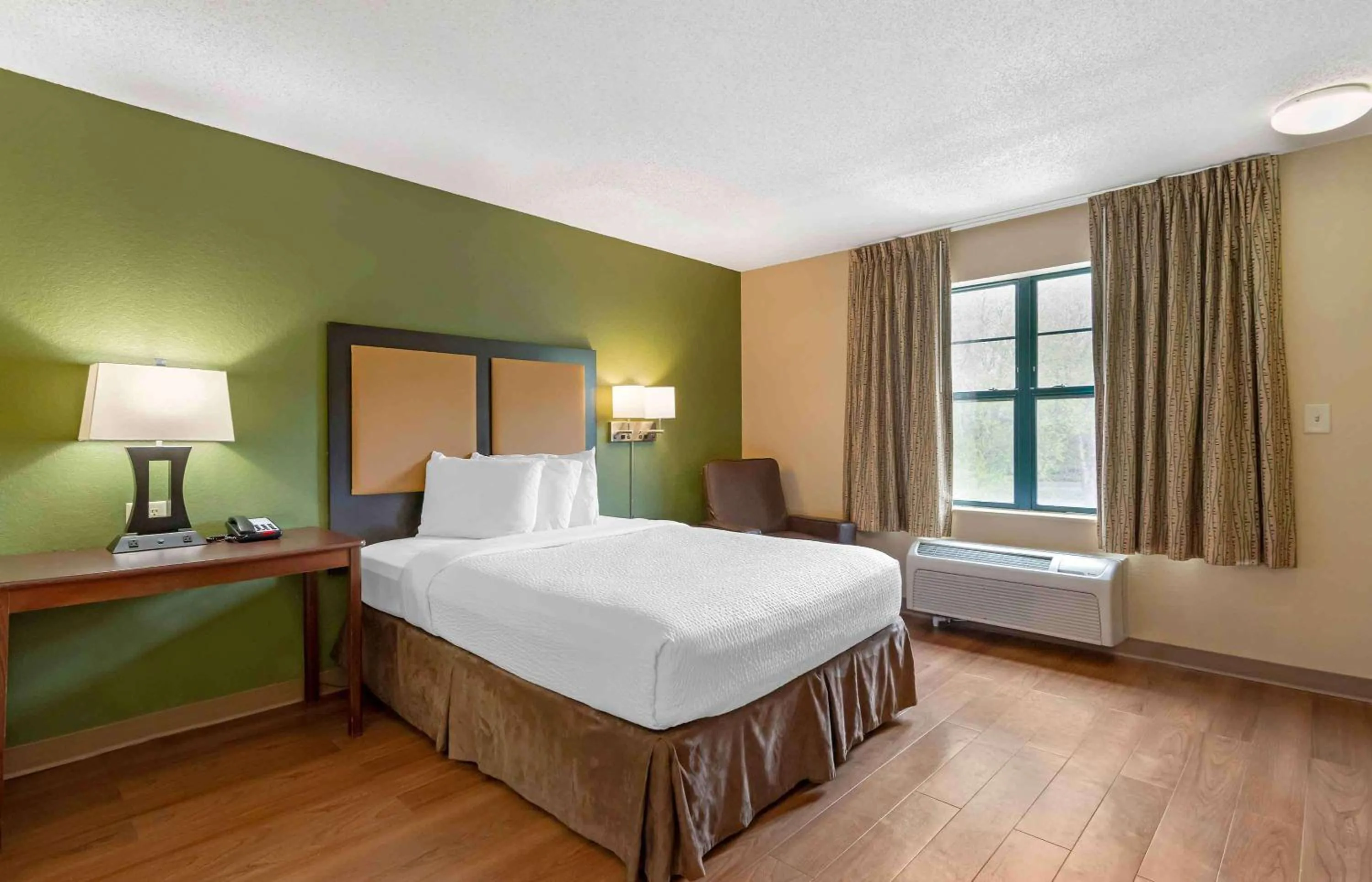 Bedroom, Bed in Extended Stay America Suites - Atlanta - Perimeter - Crestline