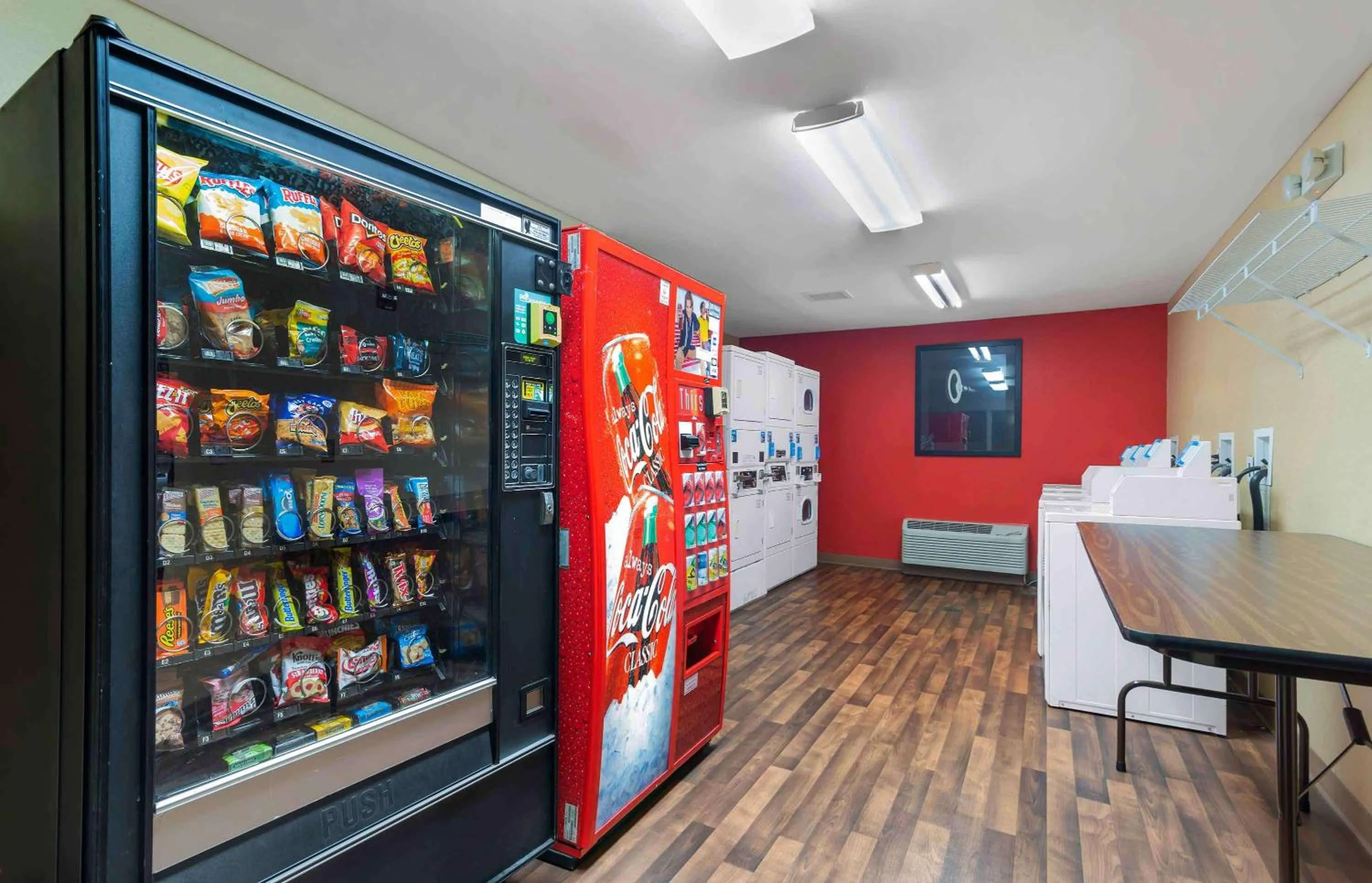 Property building in Extended Stay America Suites - Atlanta - Perimeter - Crestline