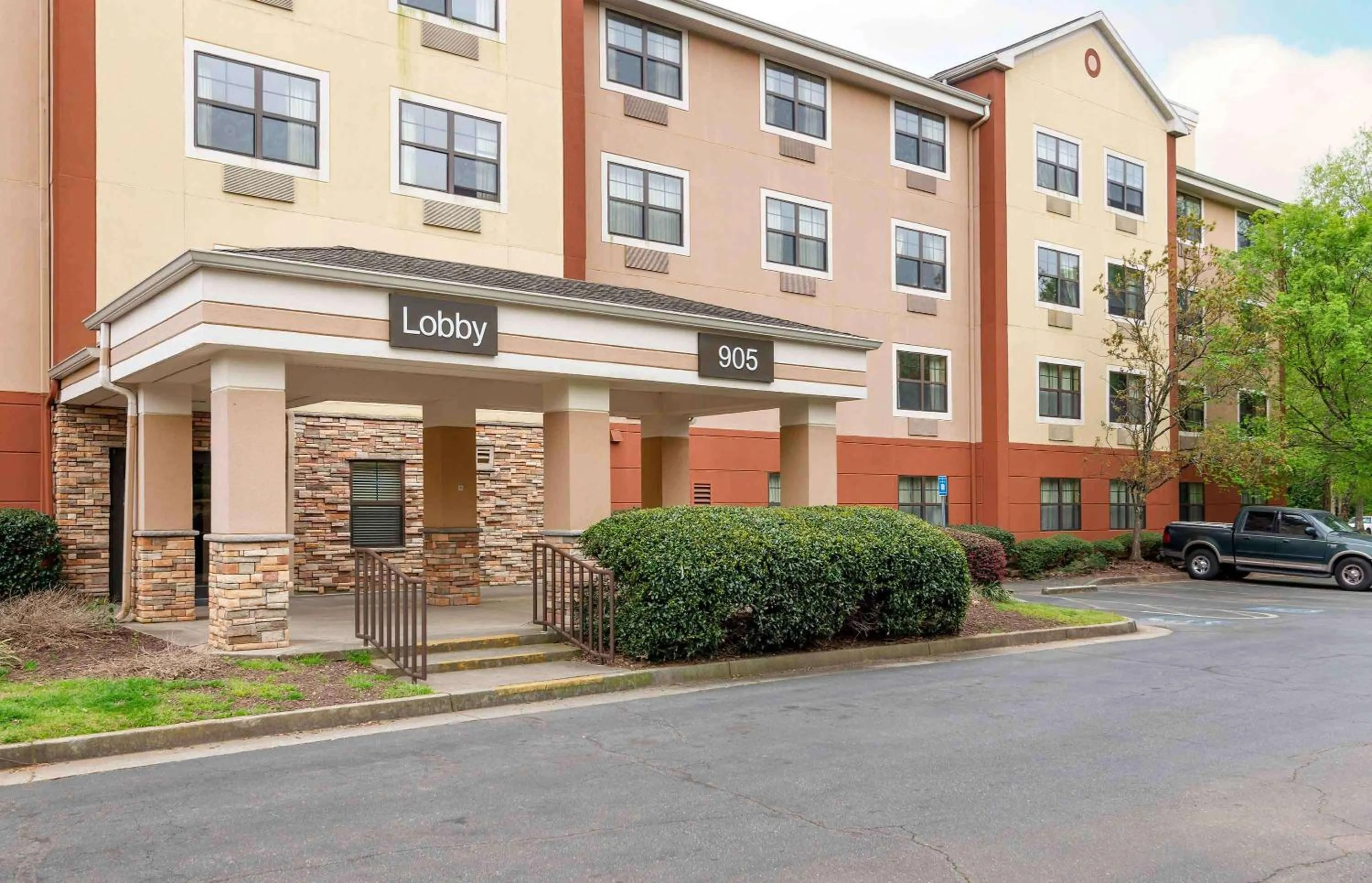 Property building in Extended Stay America Suites - Atlanta - Perimeter - Crestline