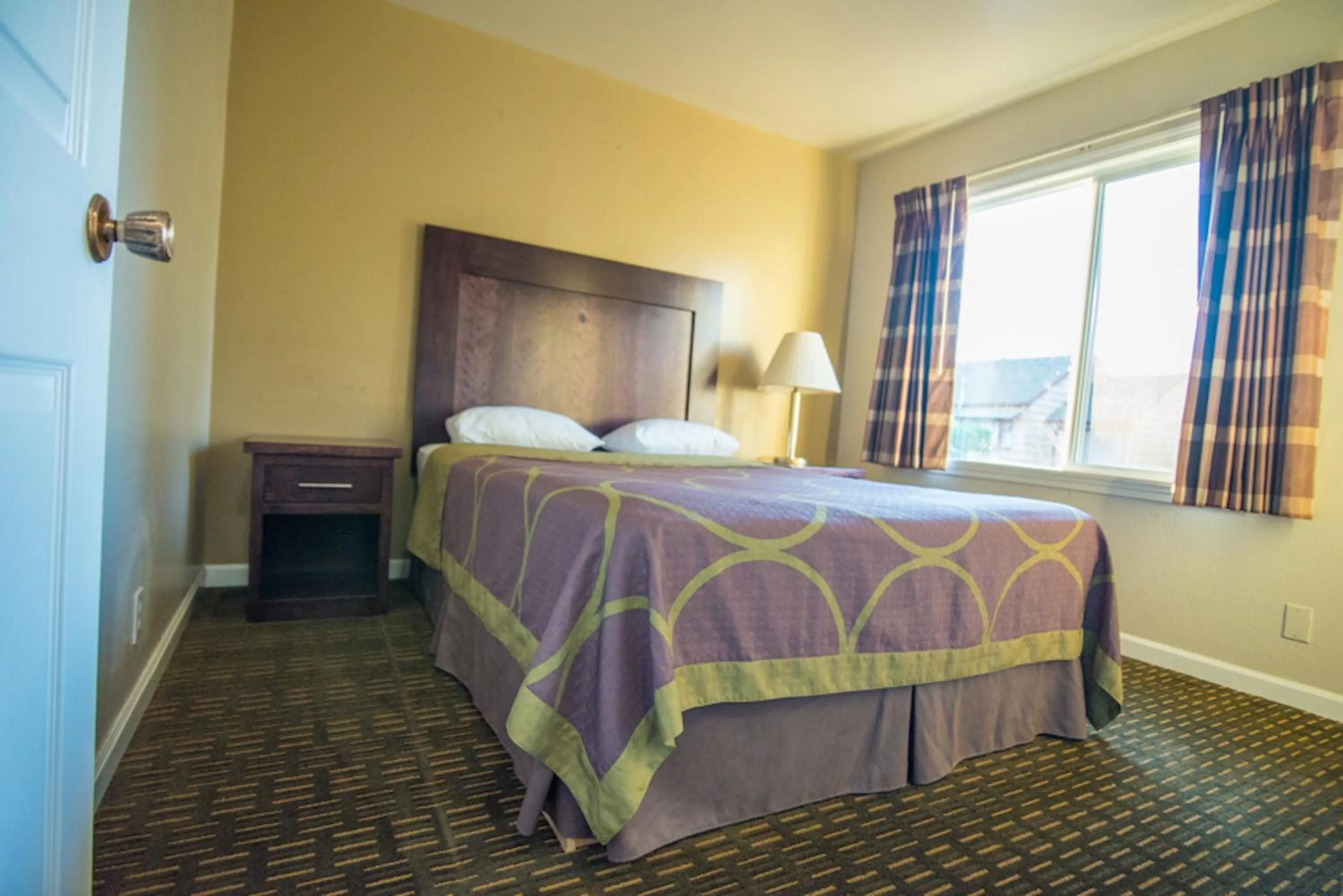 Bedroom, Bed in Budget Lodge Eugene - Airport