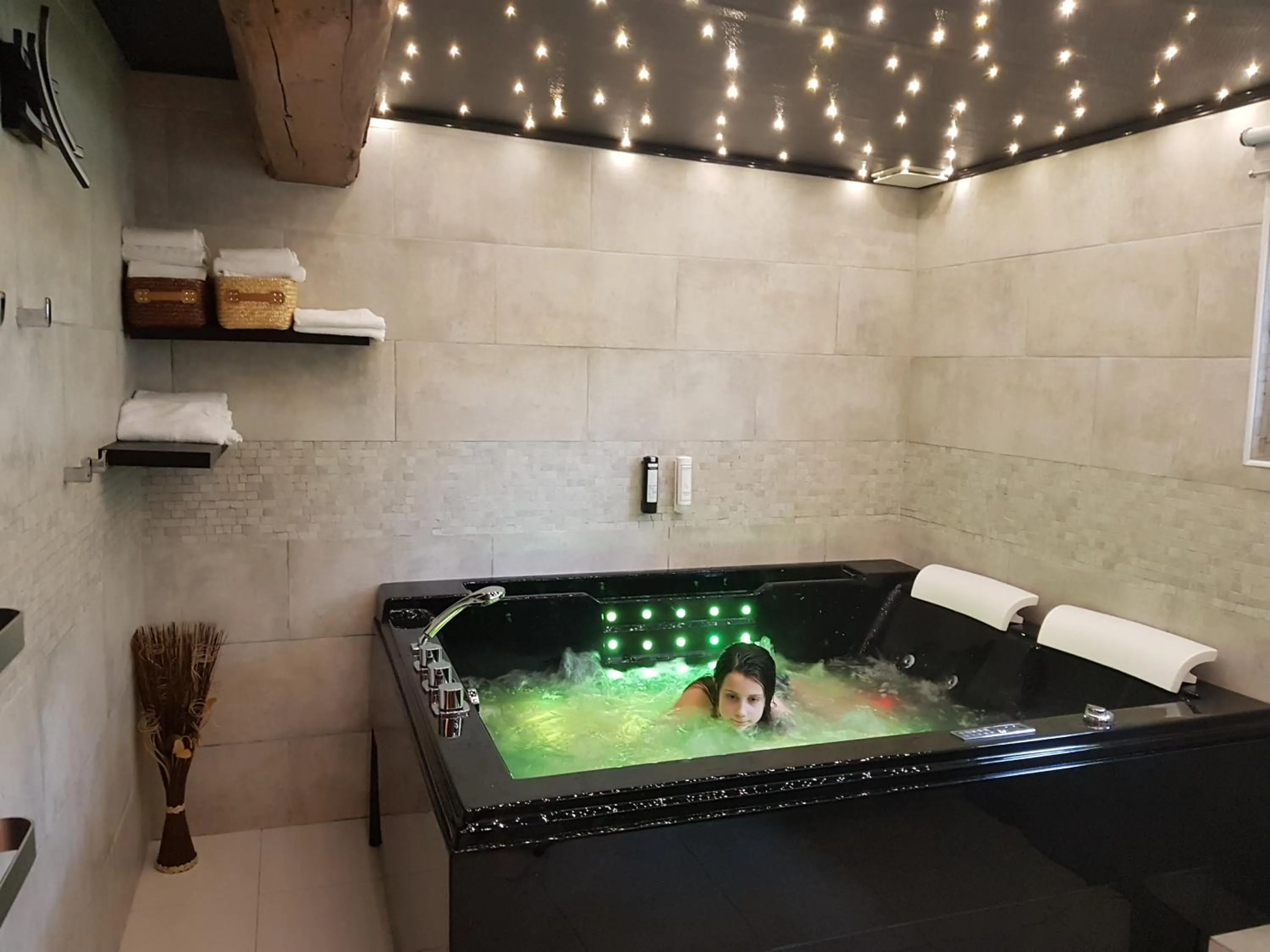 Hot Tub in Hôtel du Moulin de la Brevette