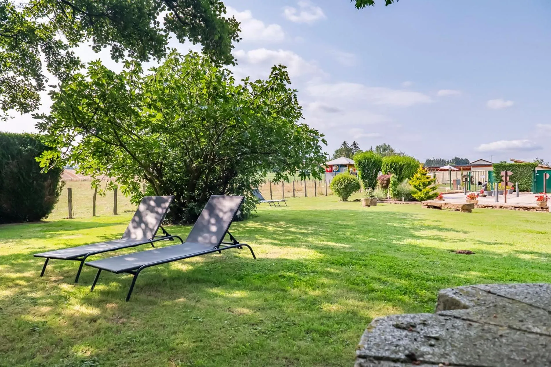 Garden in Hôtel du Moulin de la Brevette