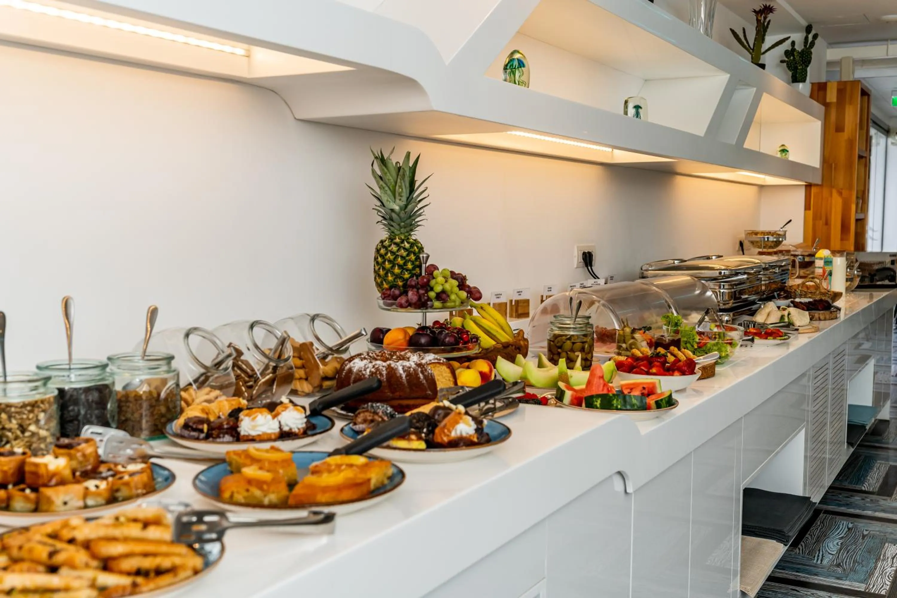 Buffet breakfast in Marvarit Suites
