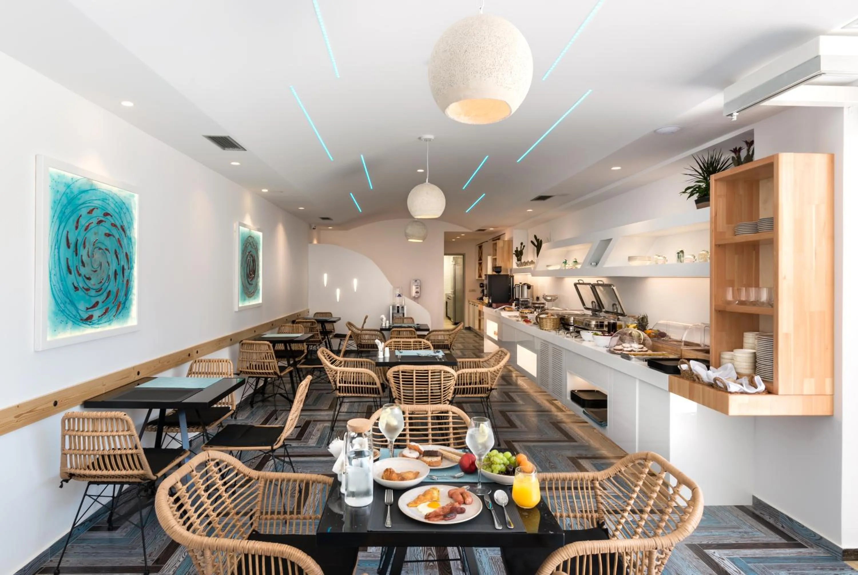 Restaurant/places to eat in Marvarit Suites