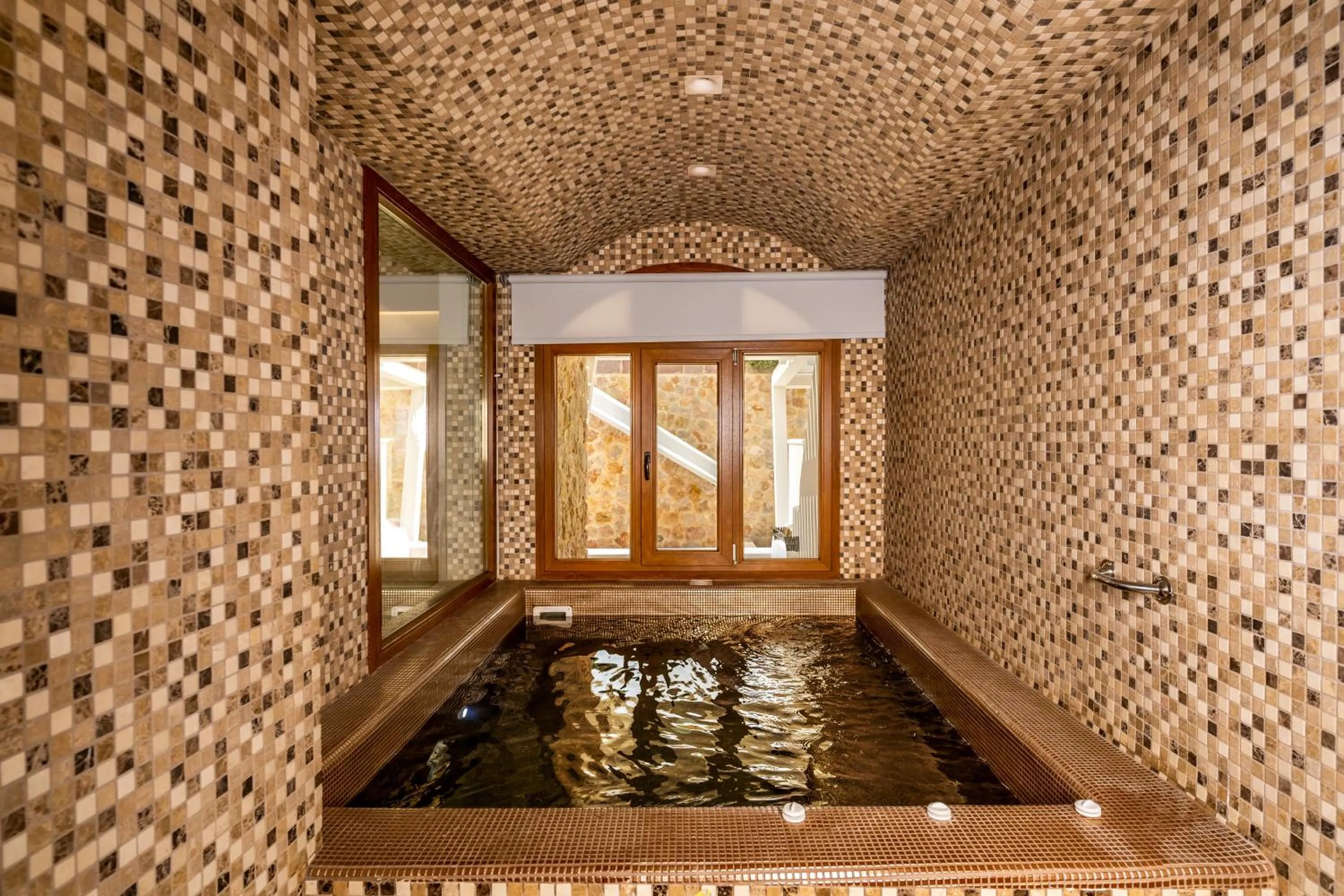 Hot Tub in Marvarit Suites