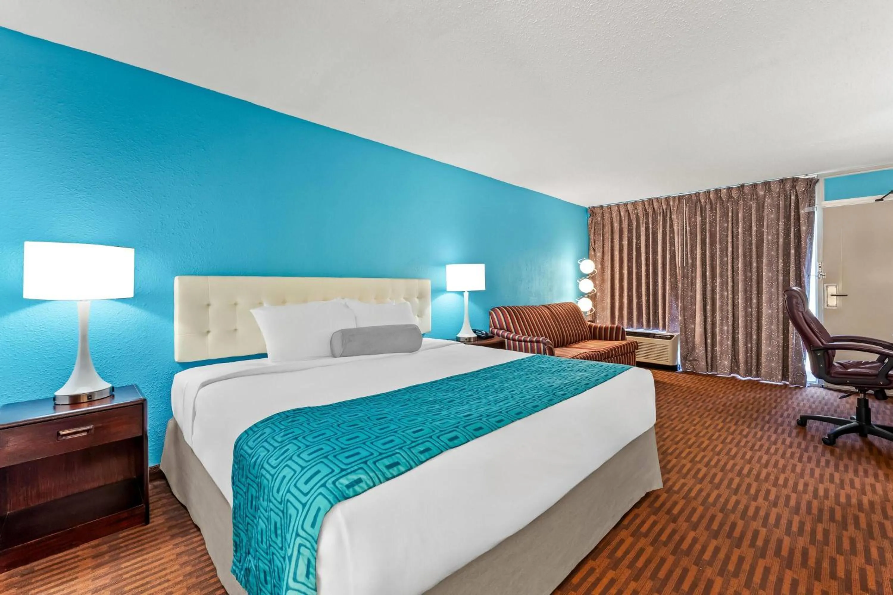 Bed in Howard Johnson by Wyndham Albany