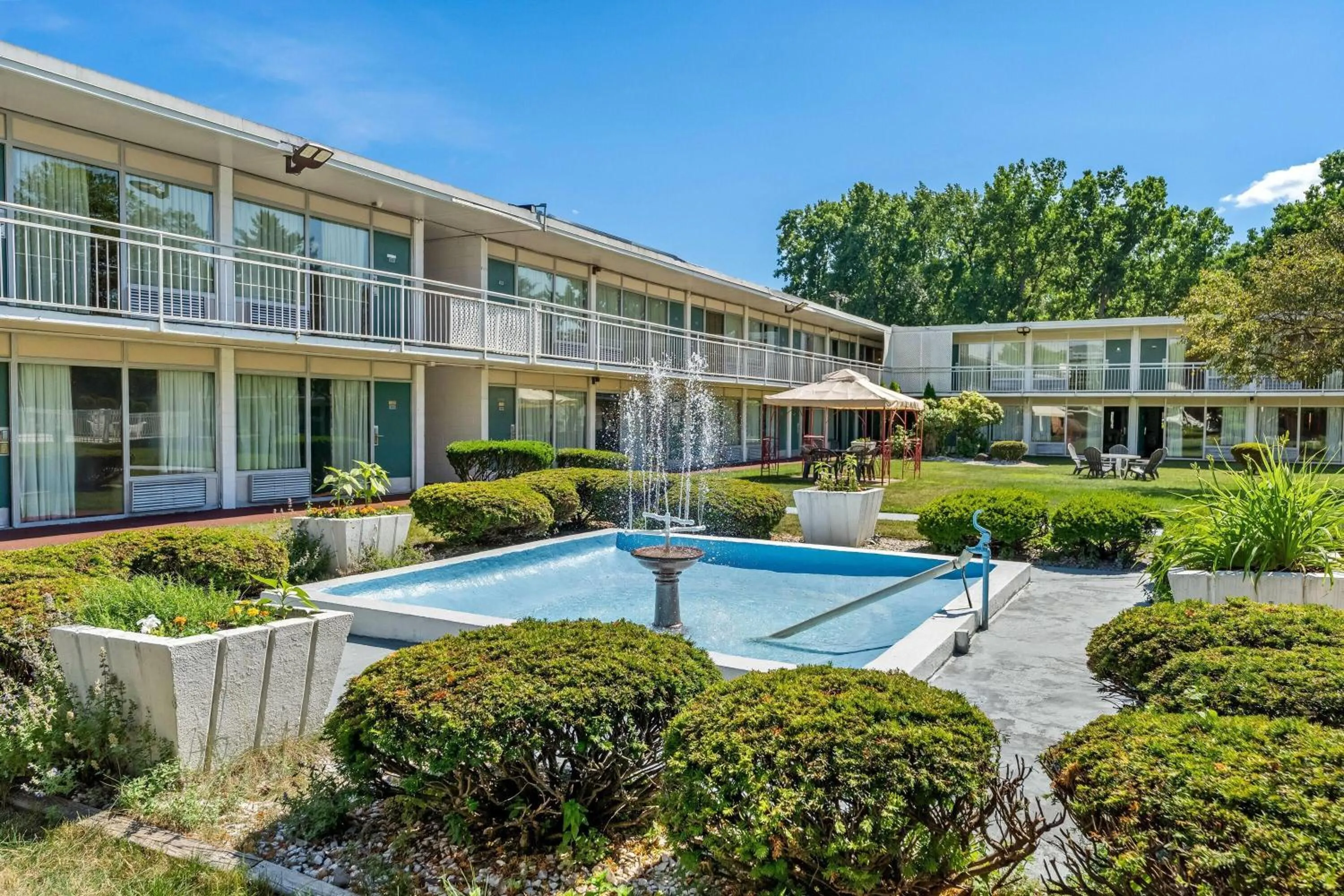 Property building in Howard Johnson by Wyndham Albany