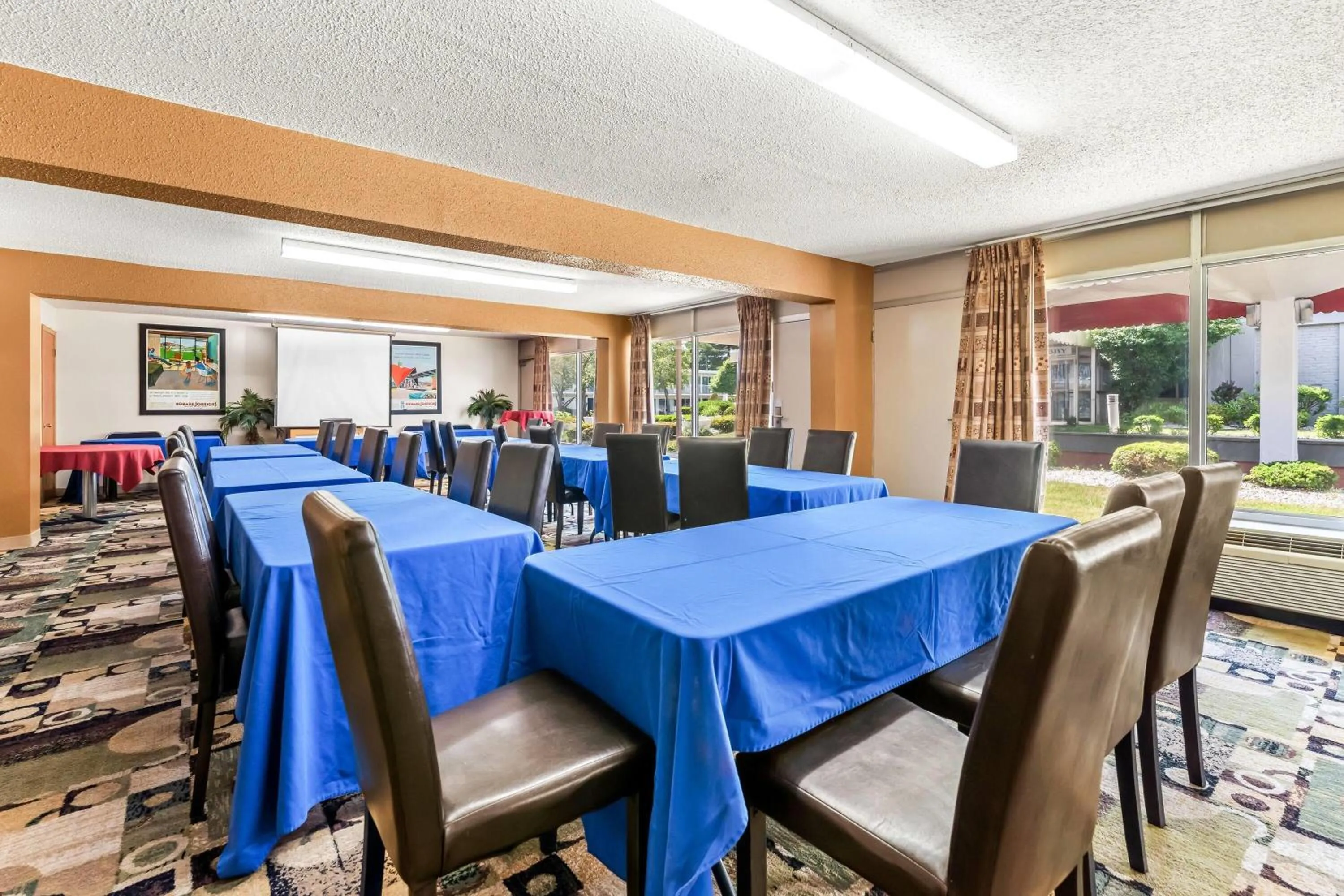 Meeting/conference room in Howard Johnson by Wyndham Albany