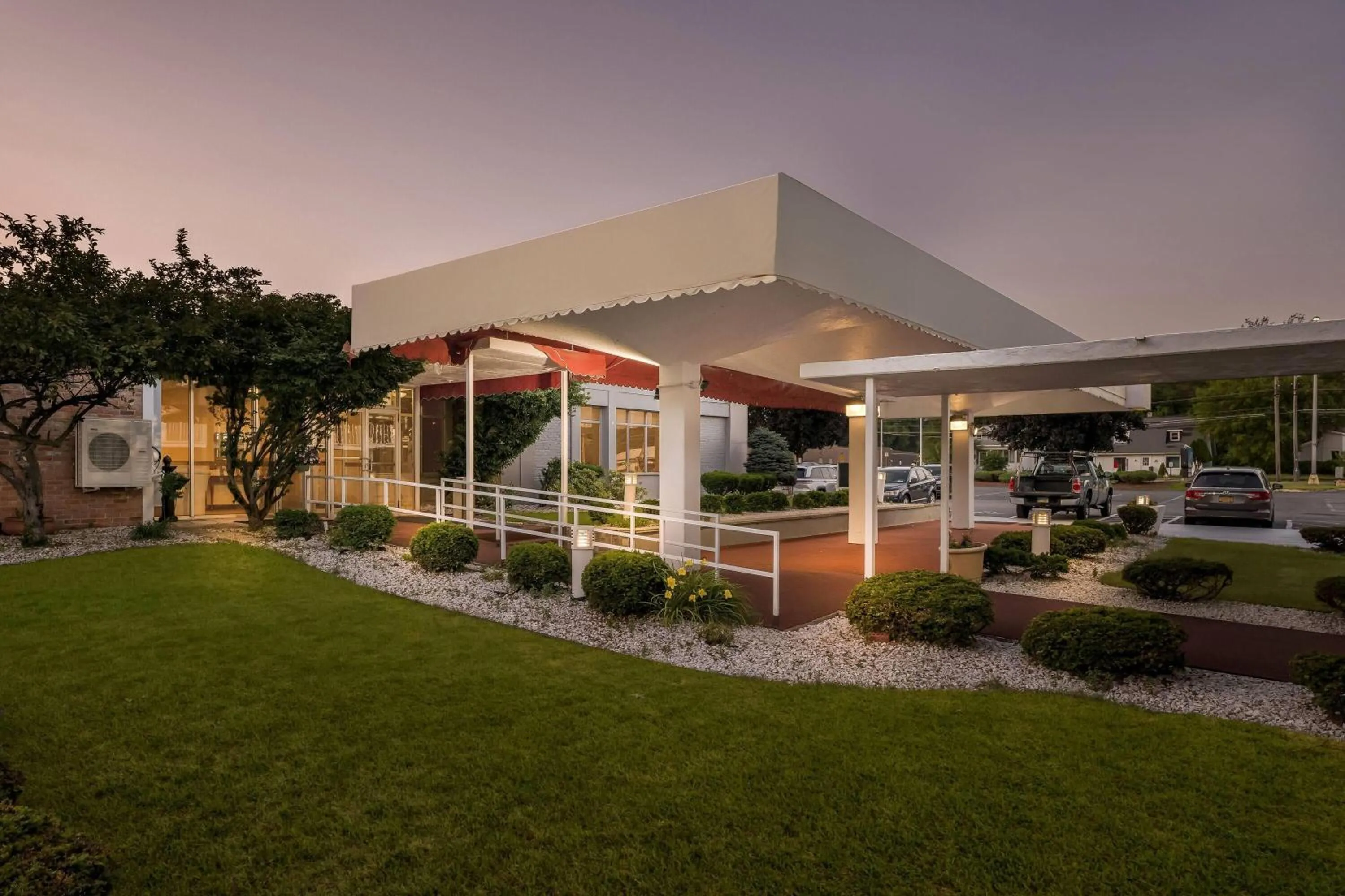 Property building in Howard Johnson by Wyndham Albany