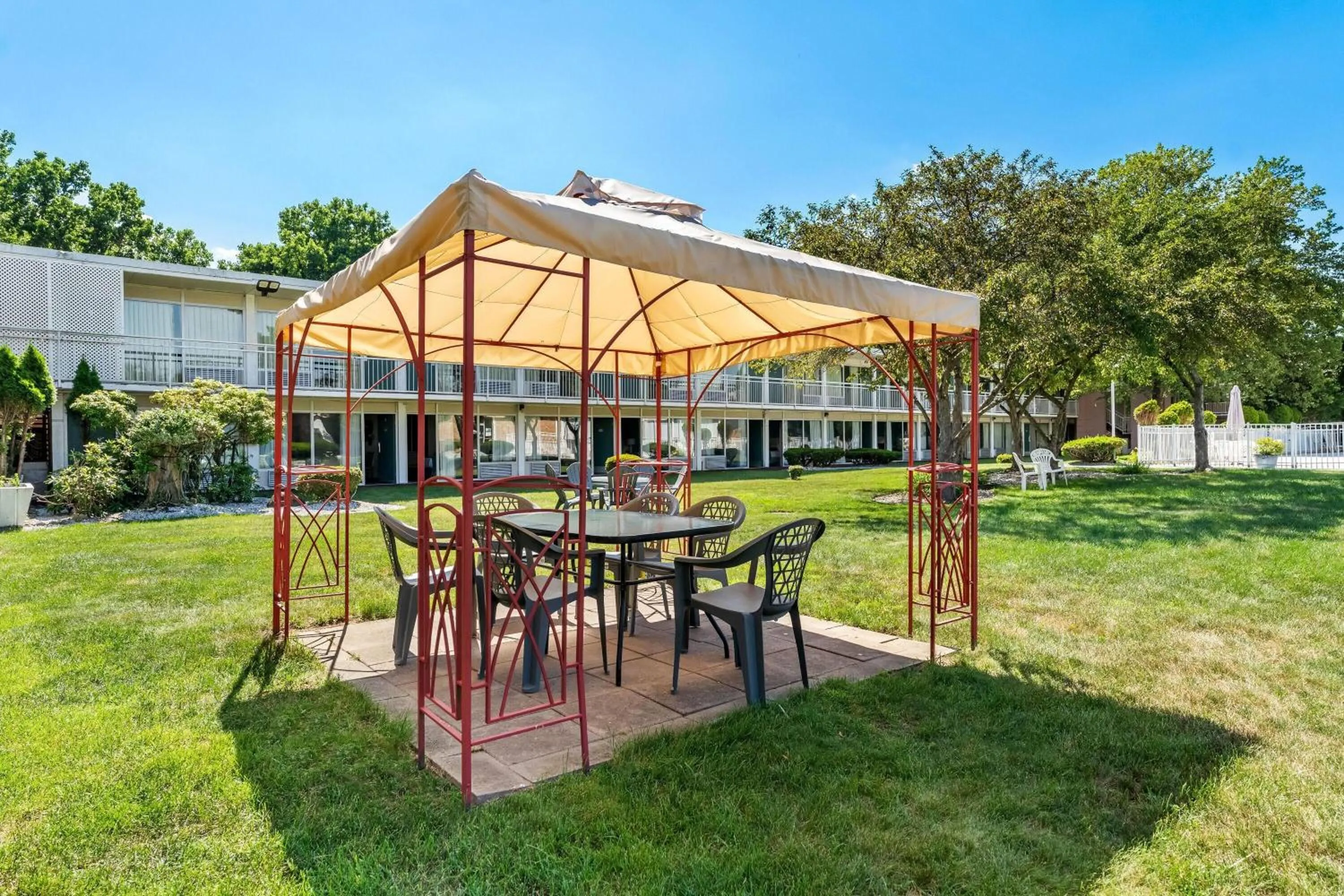 Property building in Howard Johnson by Wyndham Albany