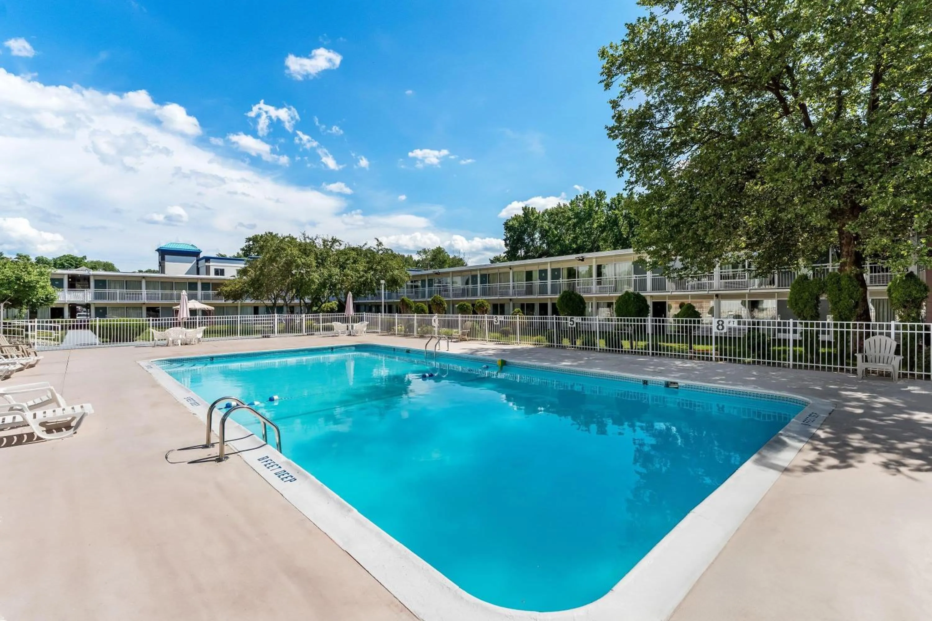 Swimming pool in Howard Johnson by Wyndham Albany