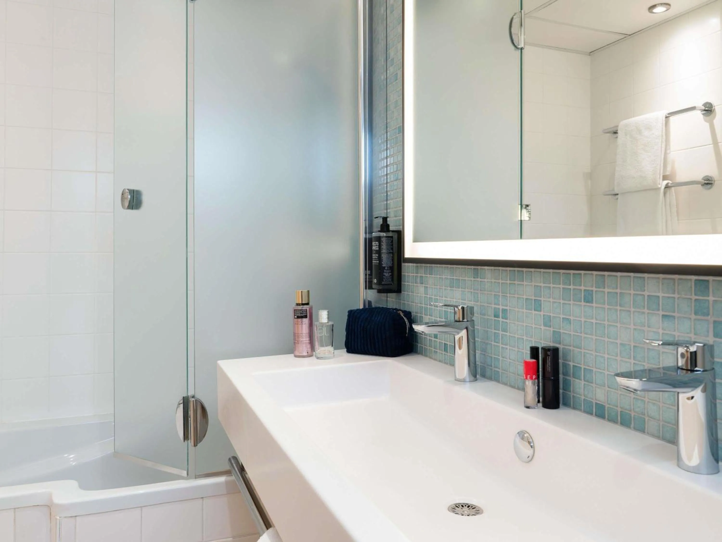 Bedroom in ibis Styles Paris Porte d'Orléans