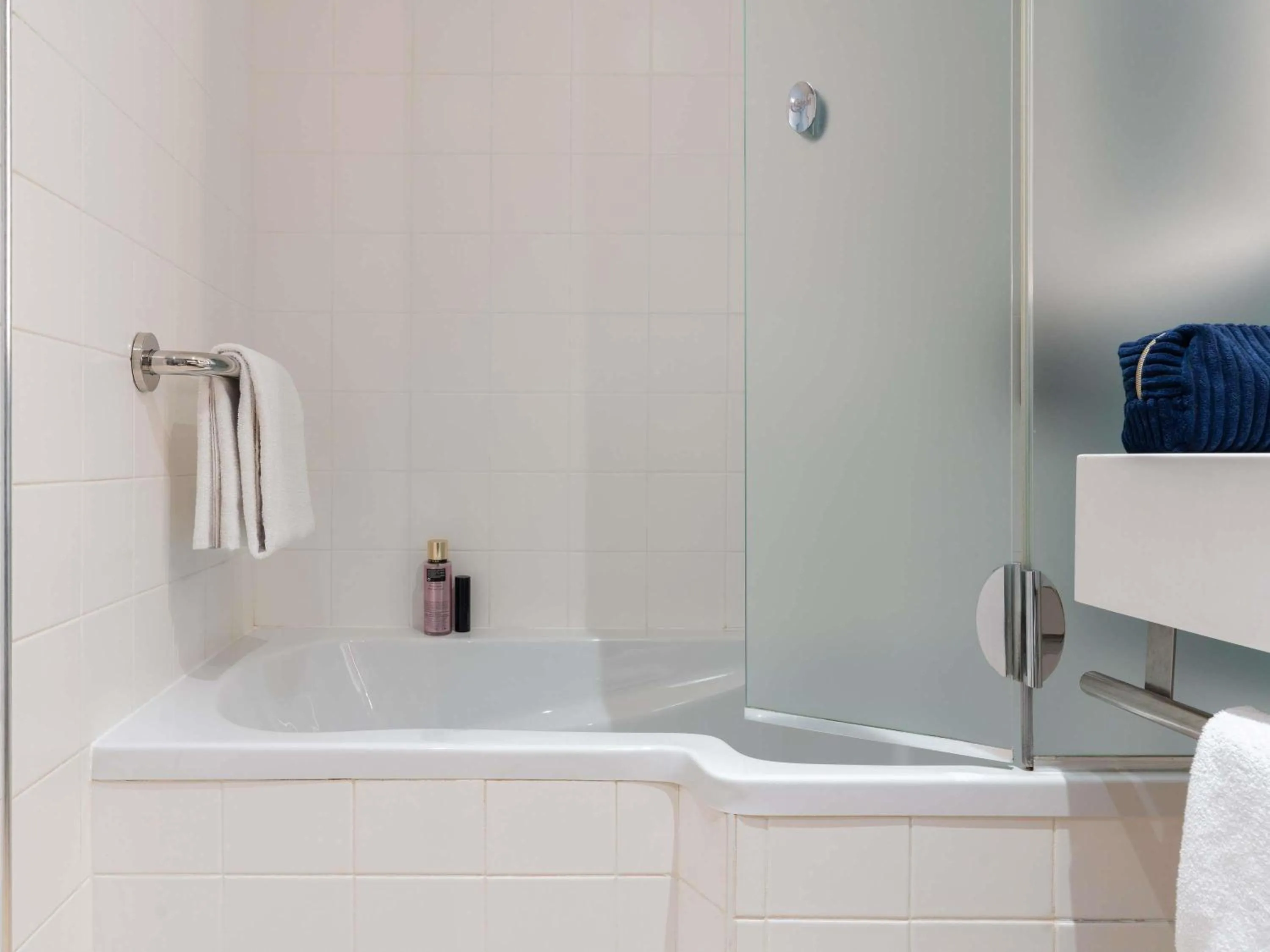 Bedroom in ibis Styles Paris Porte d'Orléans