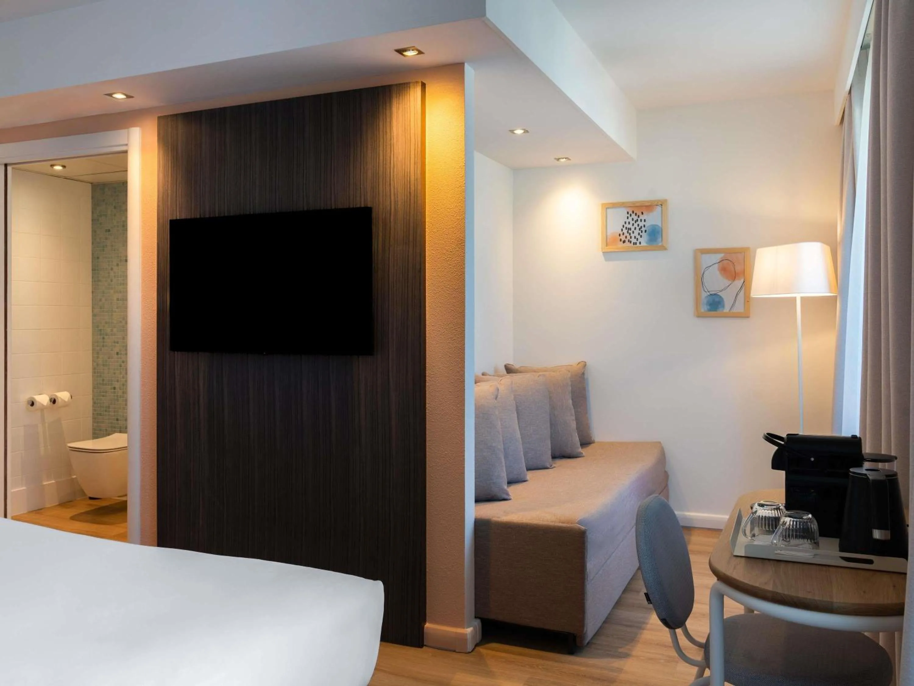 Bedroom, Bed in ibis Styles Paris Porte d'Orléans