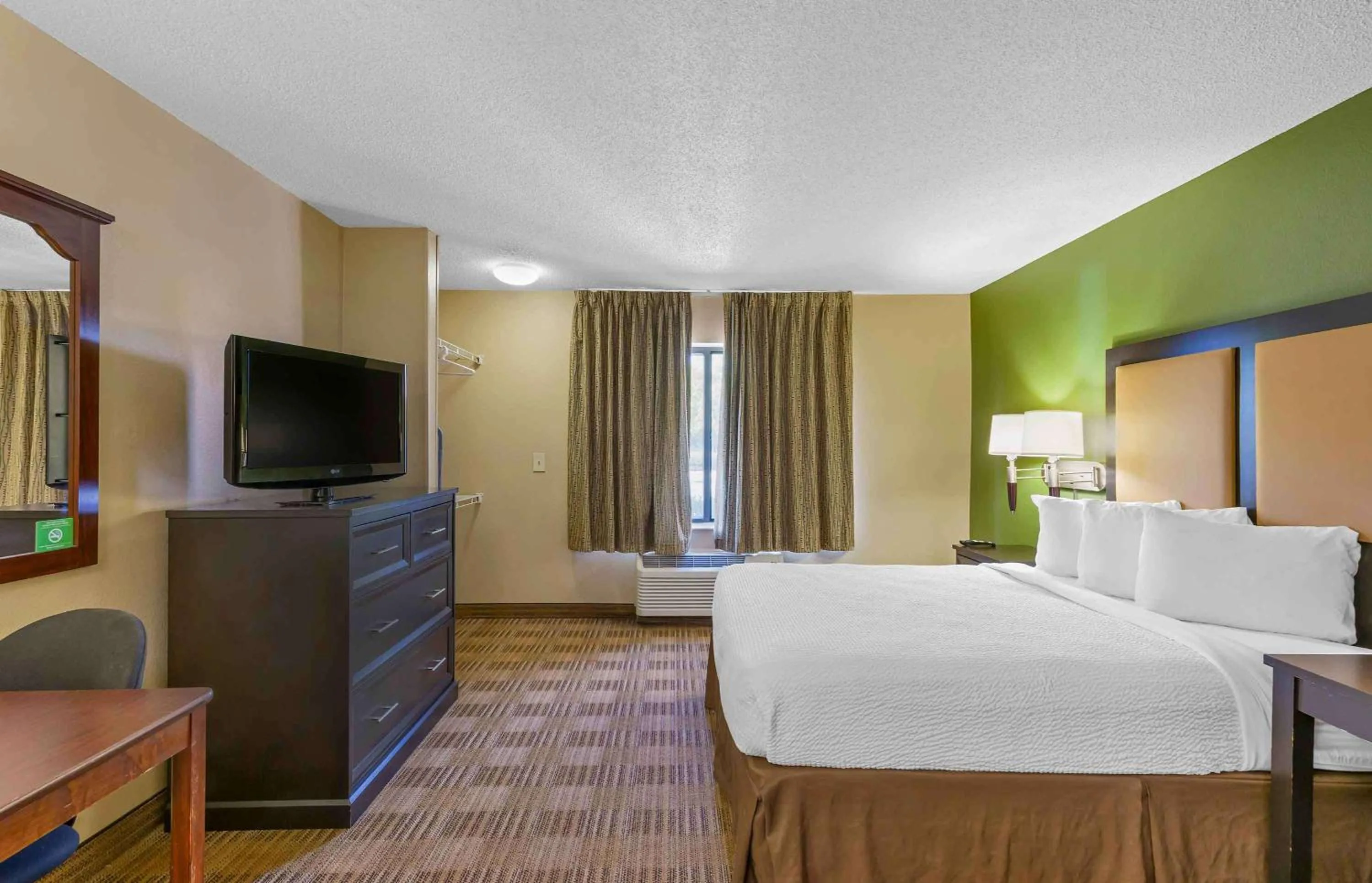 Bedroom, Bed in Extended Stay America Suites - Jacksonville - Camp Lejeune