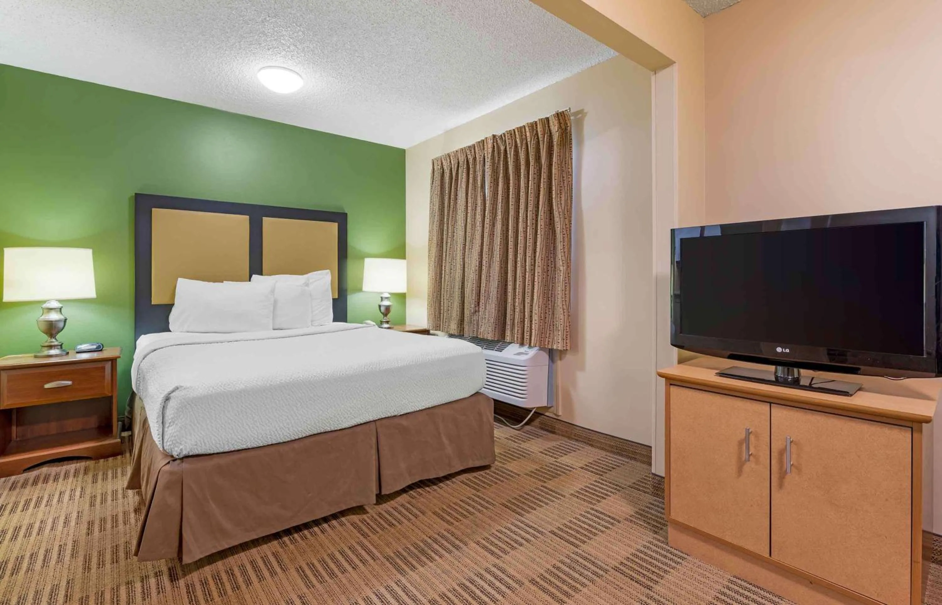 Bedroom, Bed in Extended Stay America Select Suites - Atlanta - Vinings