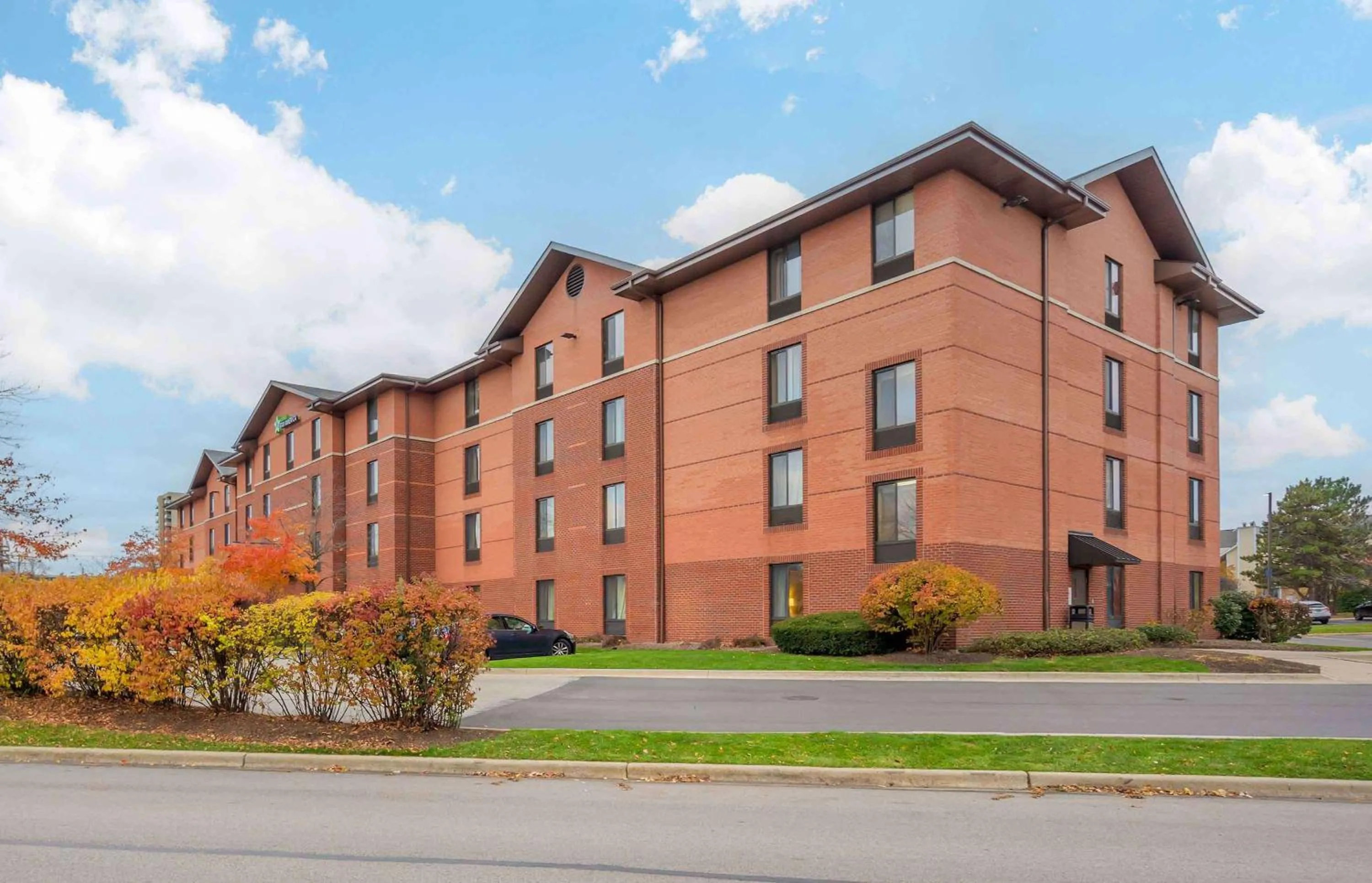 Property building in Extended Stay America Suites - Chicago - Lombard - Yorktown Center