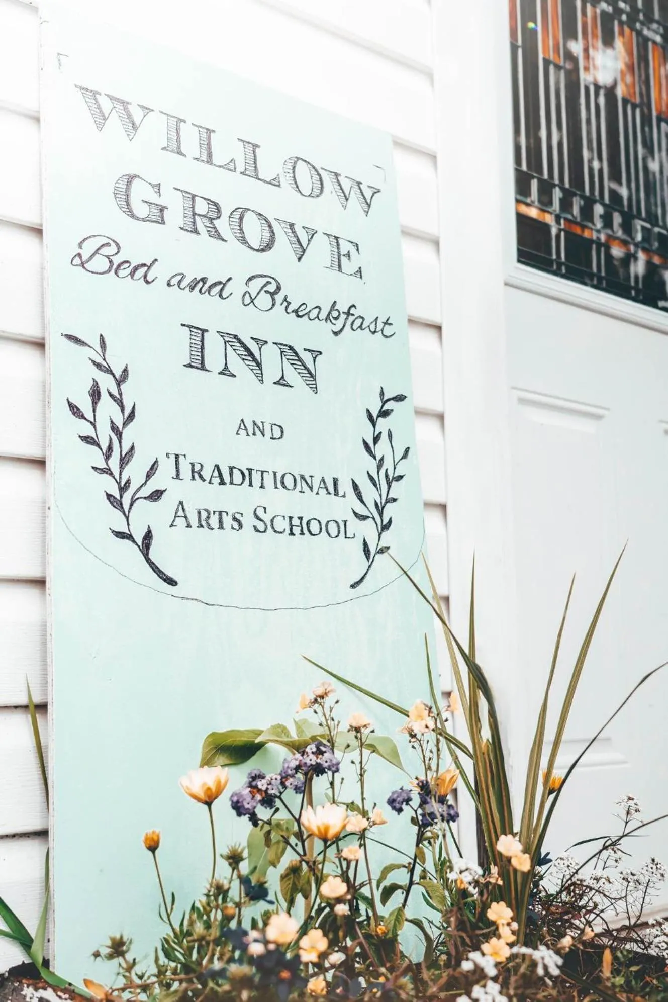 Logo/Certificate/Sign in Willow Grove B&B Inn