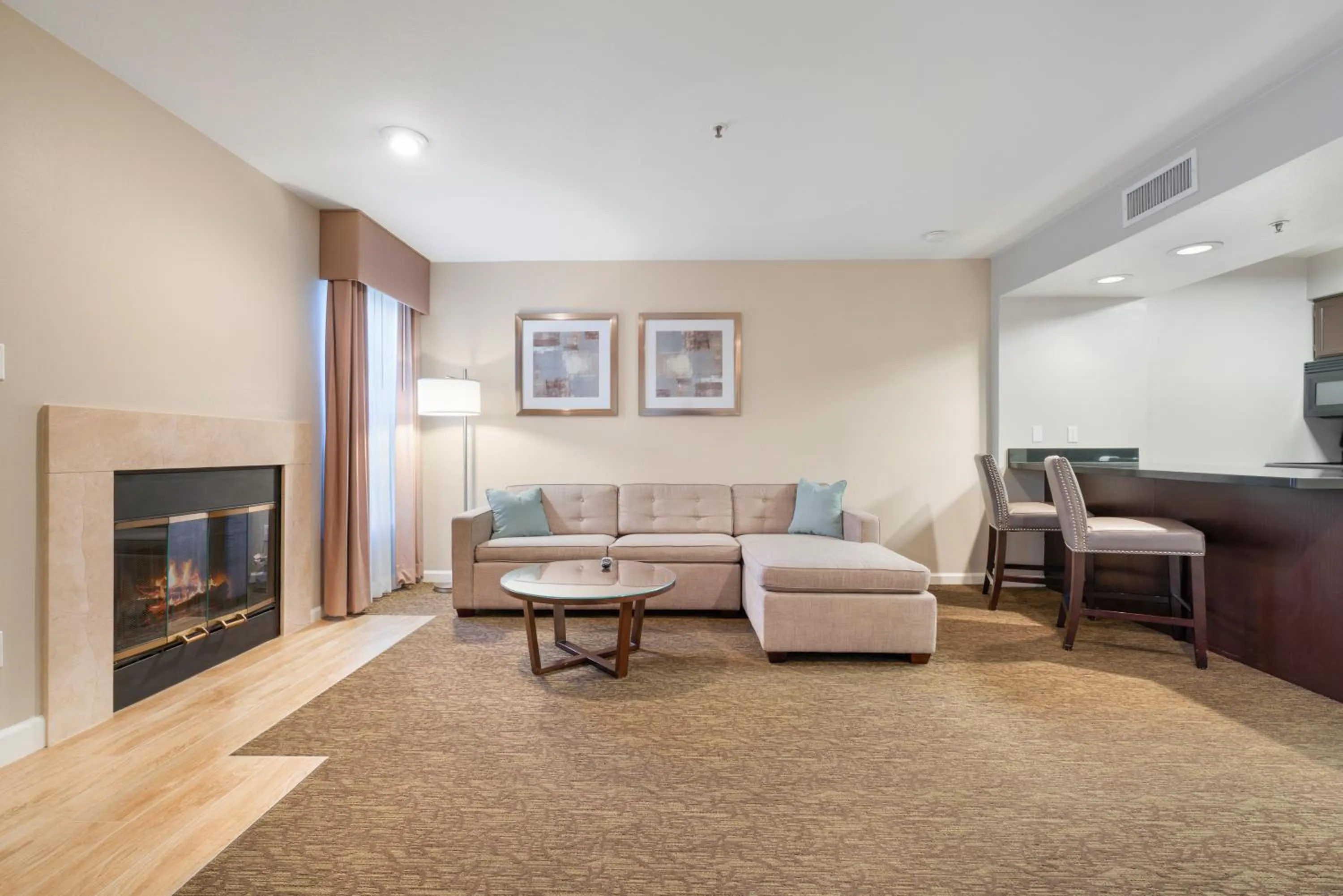 Living room in Chase Suites Brea-Fullerton - North Orange County