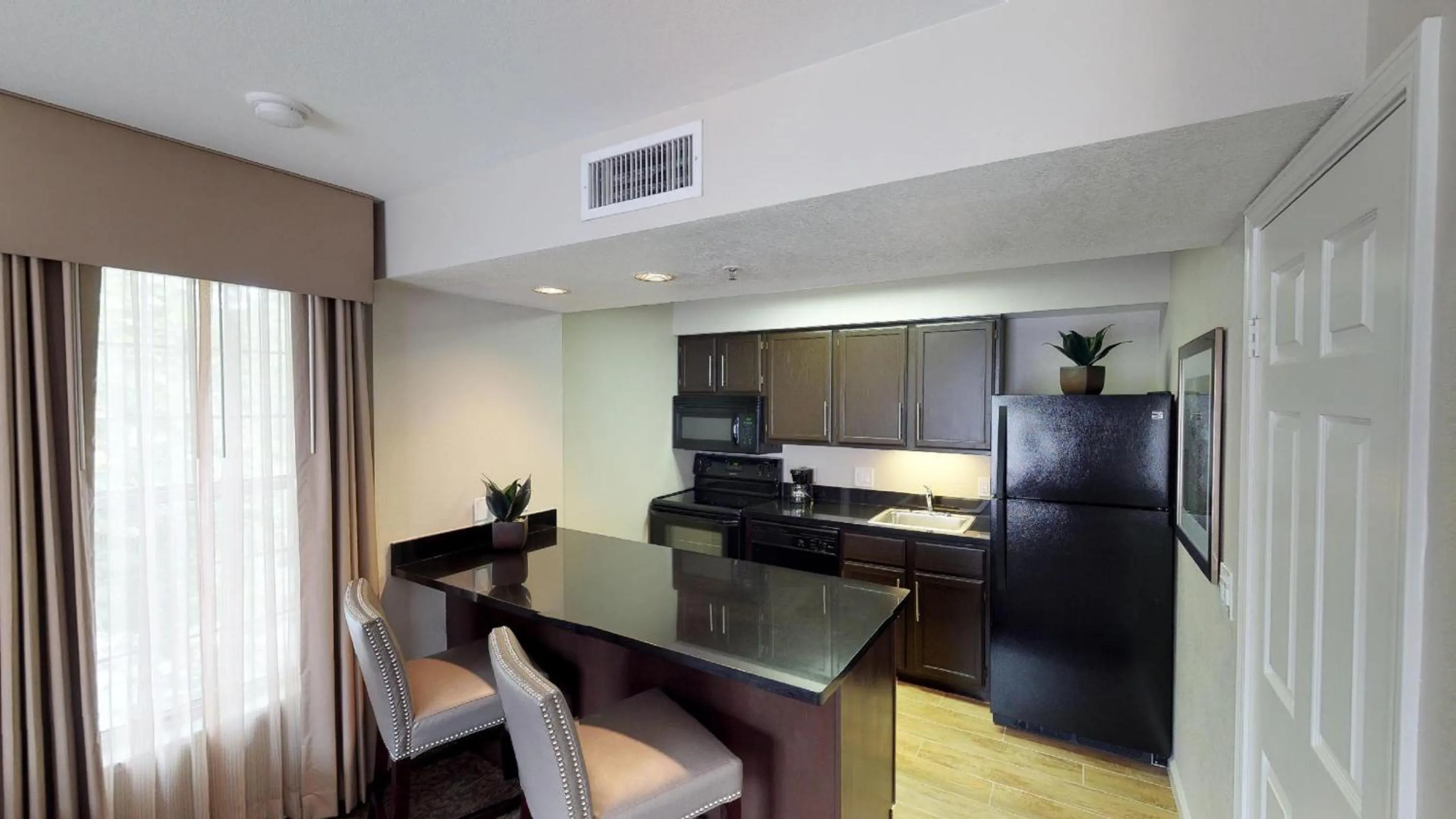 Kitchen or kitchenette in Chase Suites Brea-Fullerton - North Orange County