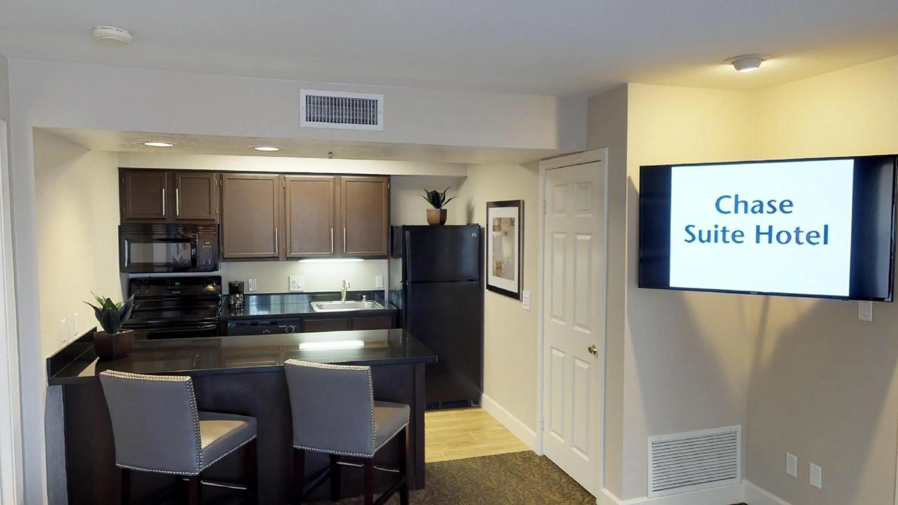 Kitchen or kitchenette in Chase Suites Brea-Fullerton - North Orange County