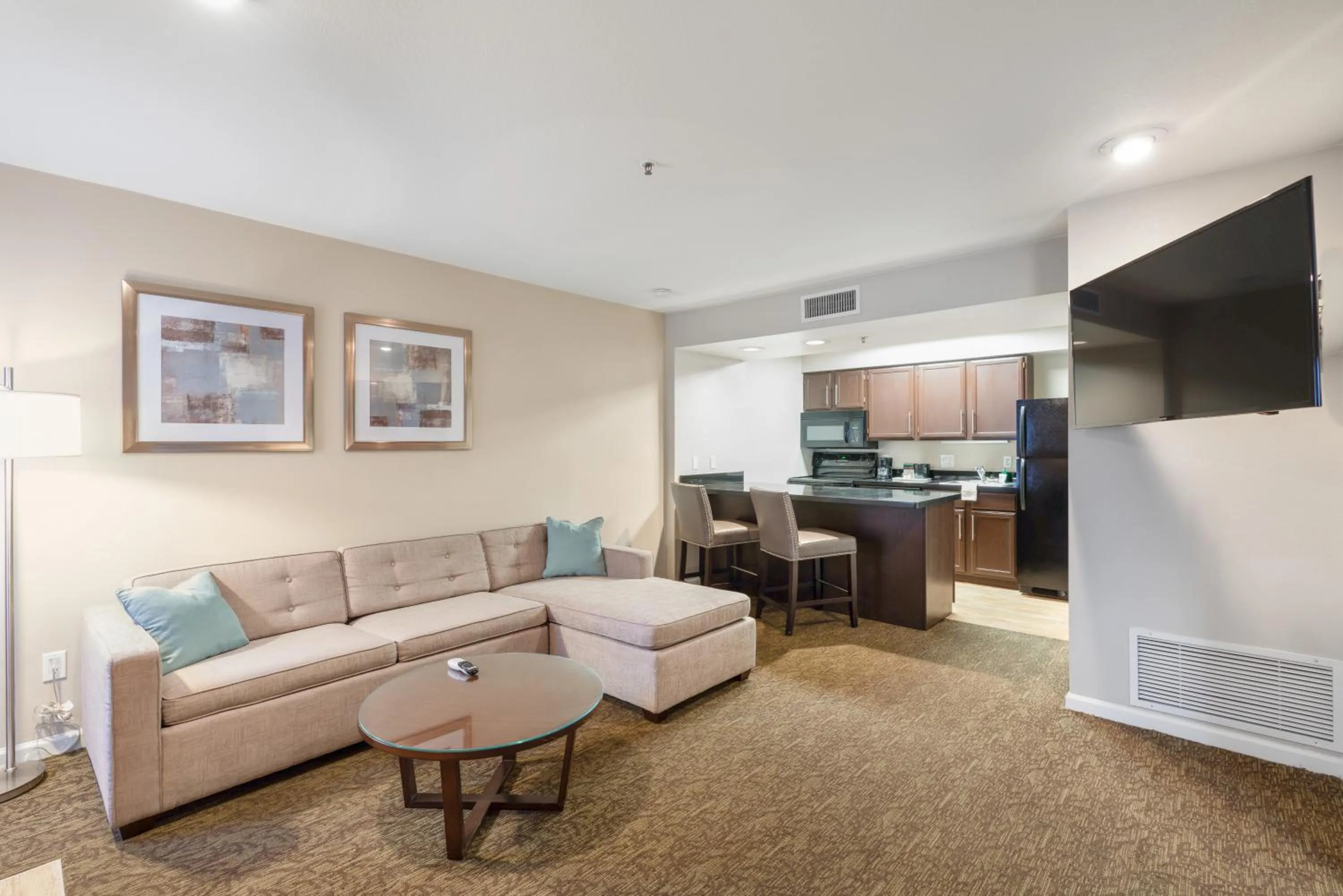 Living room in Chase Suites Brea-Fullerton - North Orange County