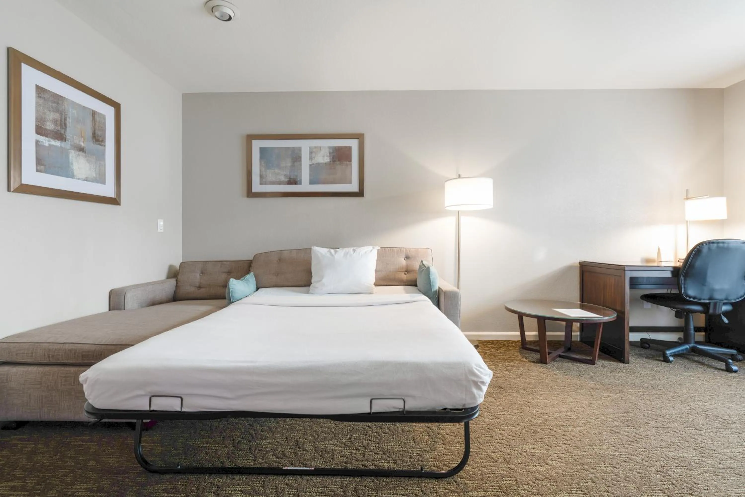 Living room, Bed in Chase Suites Brea-Fullerton - North Orange County