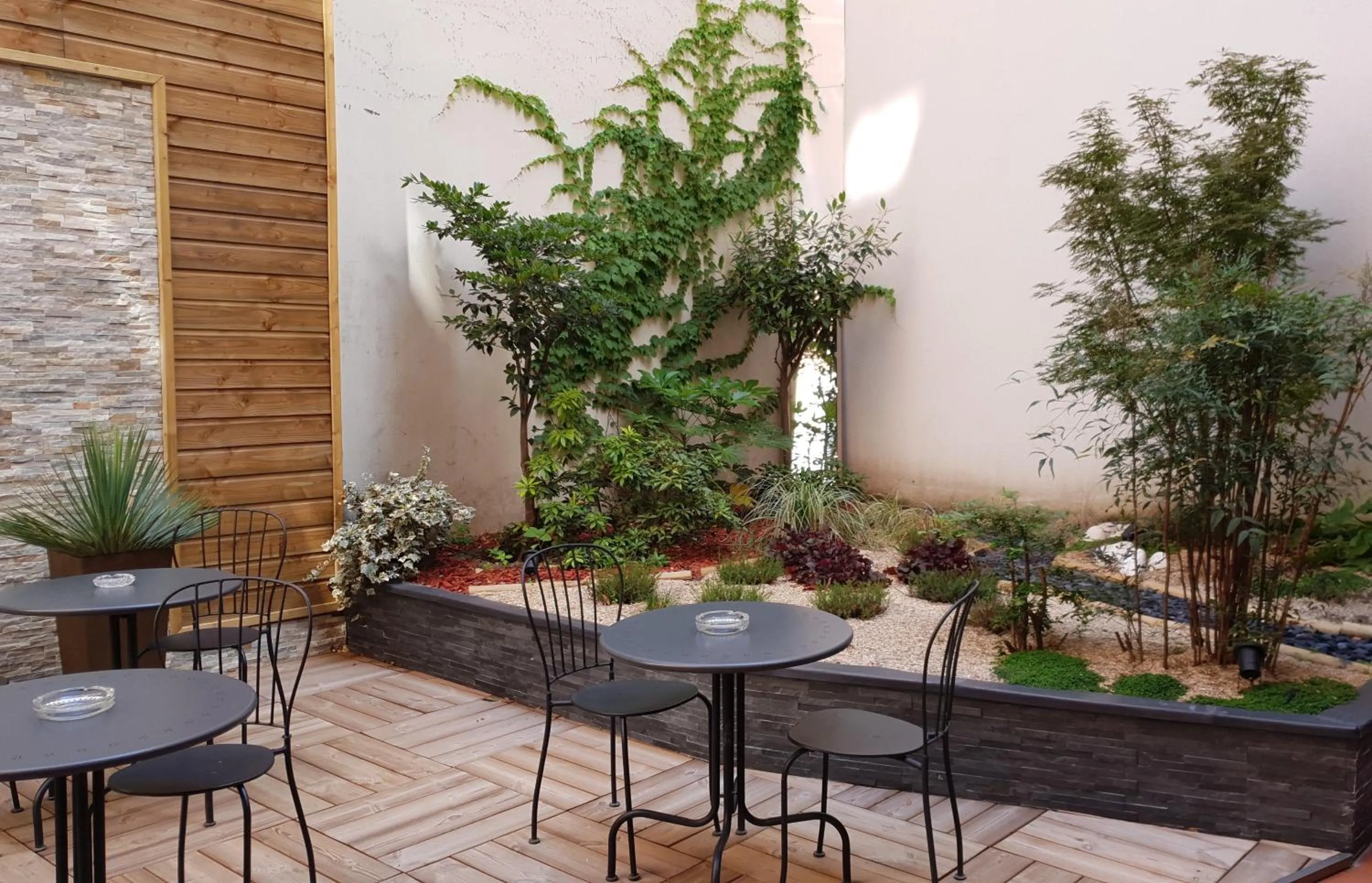 Garden in Hotel Paris Villette