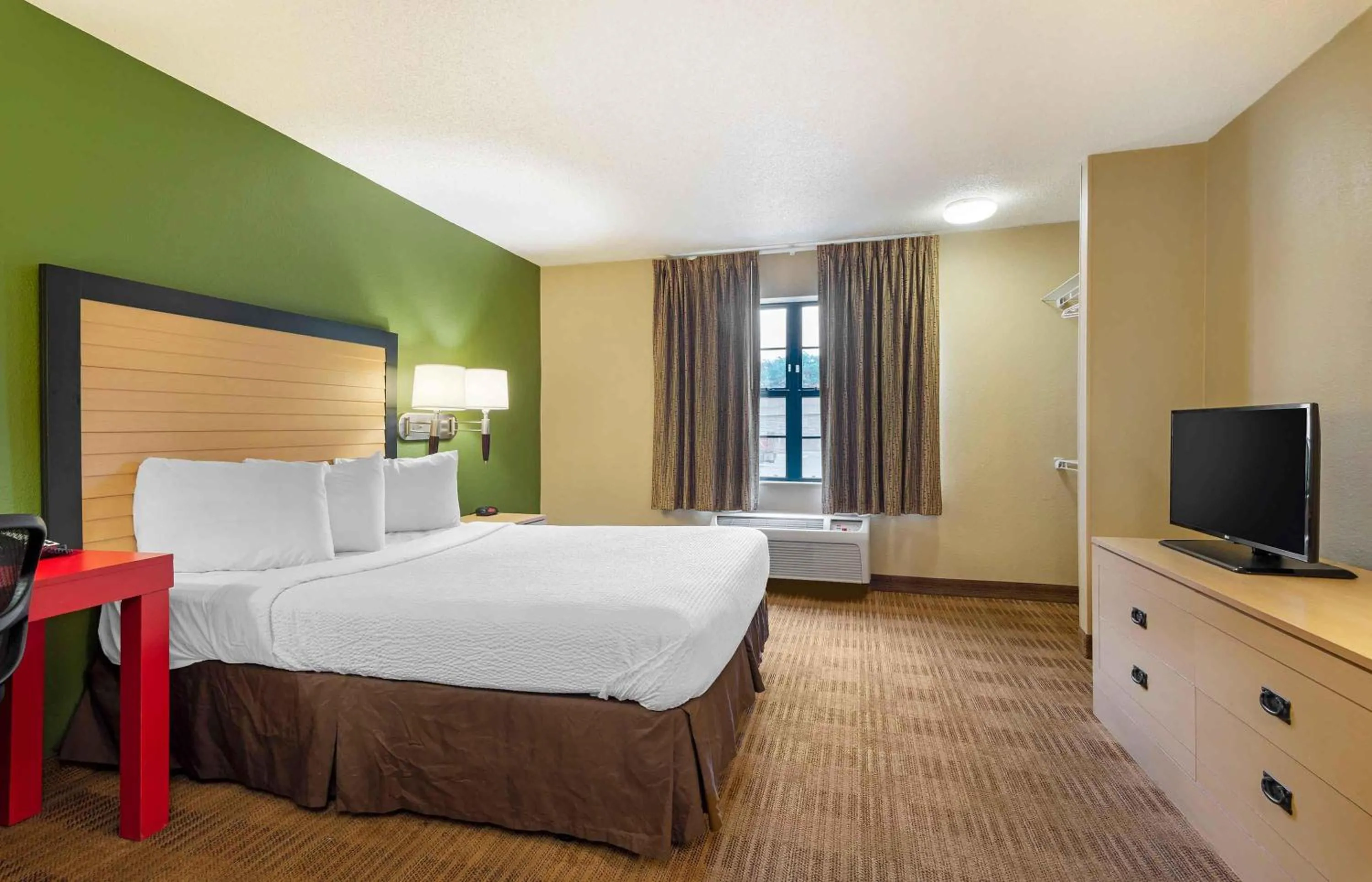 Bedroom, Bed in Extended Stay America Select Suites - Atlanta - Duluth