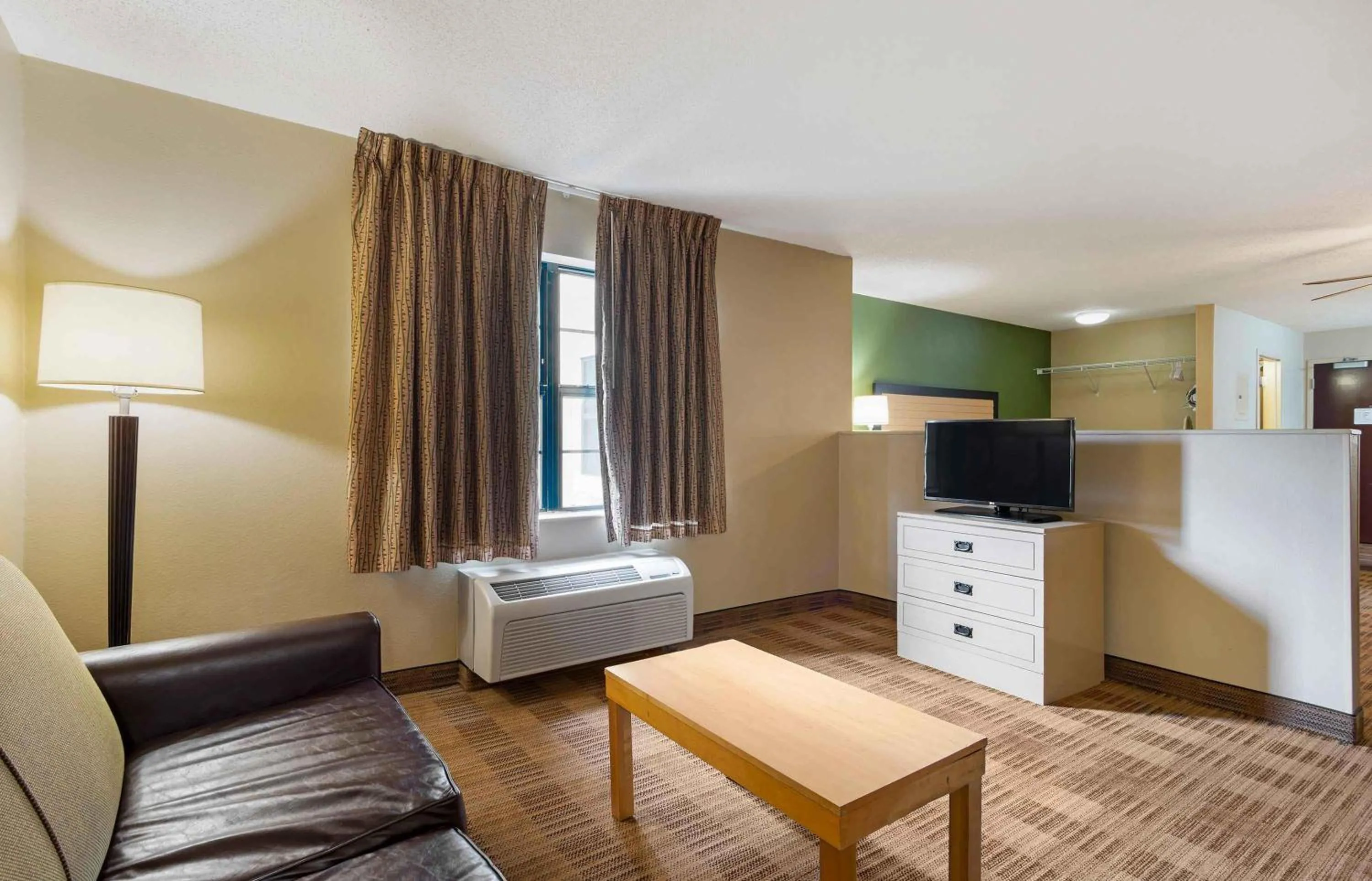 Bedroom, Bed in Extended Stay America Select Suites - Atlanta - Duluth