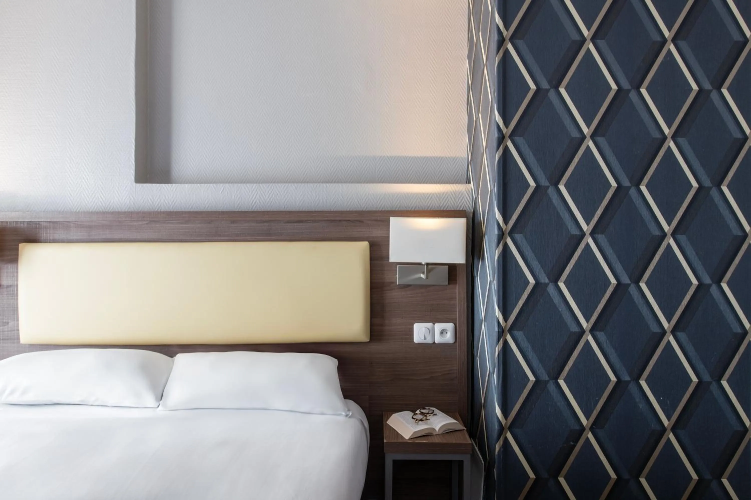 Bedroom, Bed in Hôtel Ambassadeur