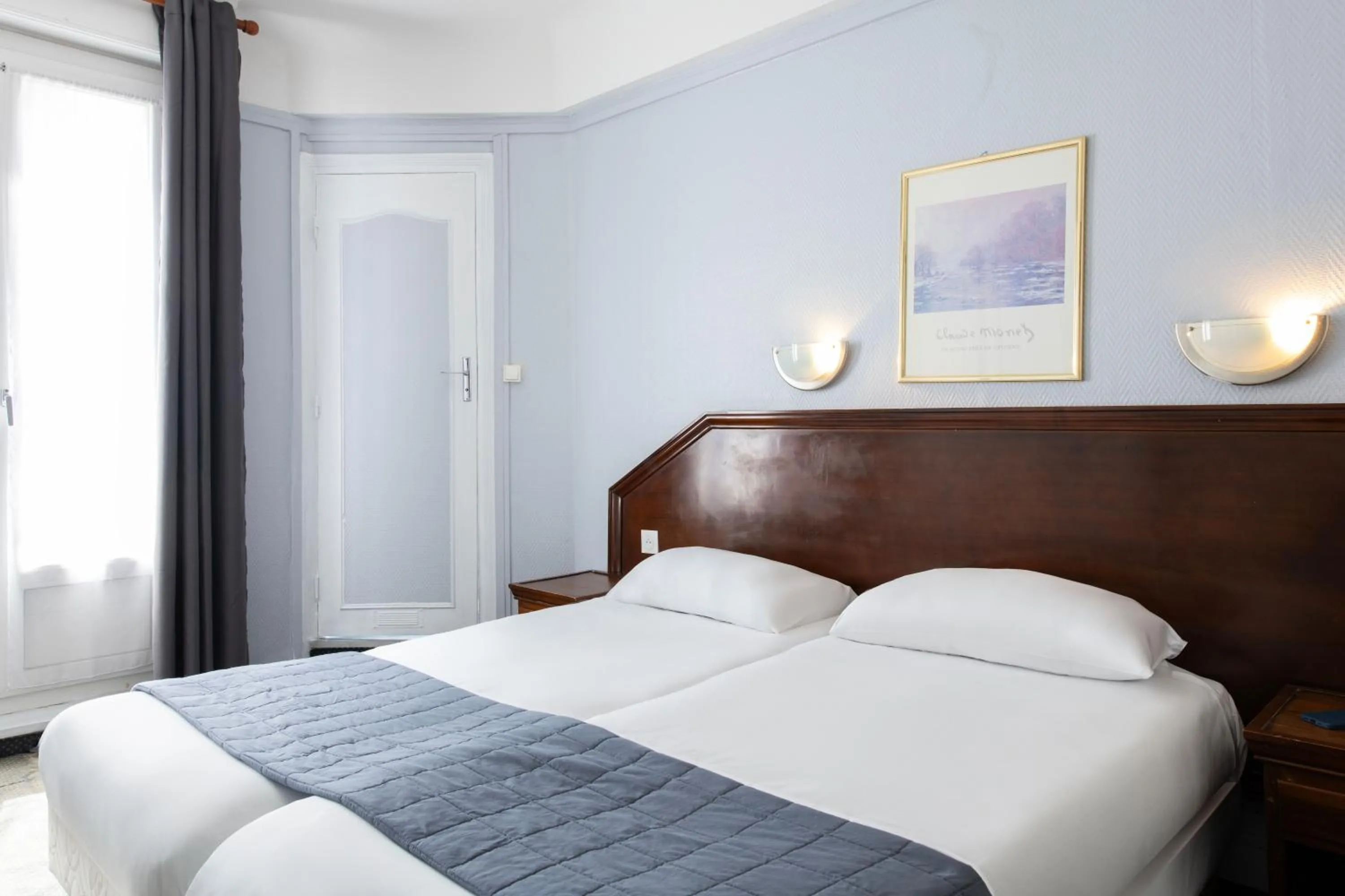 Bedroom, Bed in Hôtel Ambassadeur