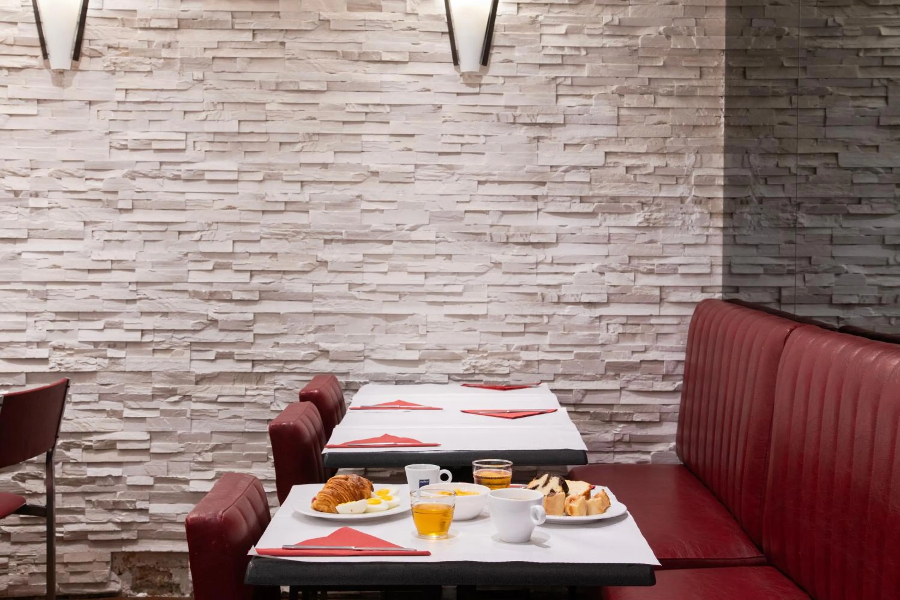 Breakfast in Hôtel Ambassadeur