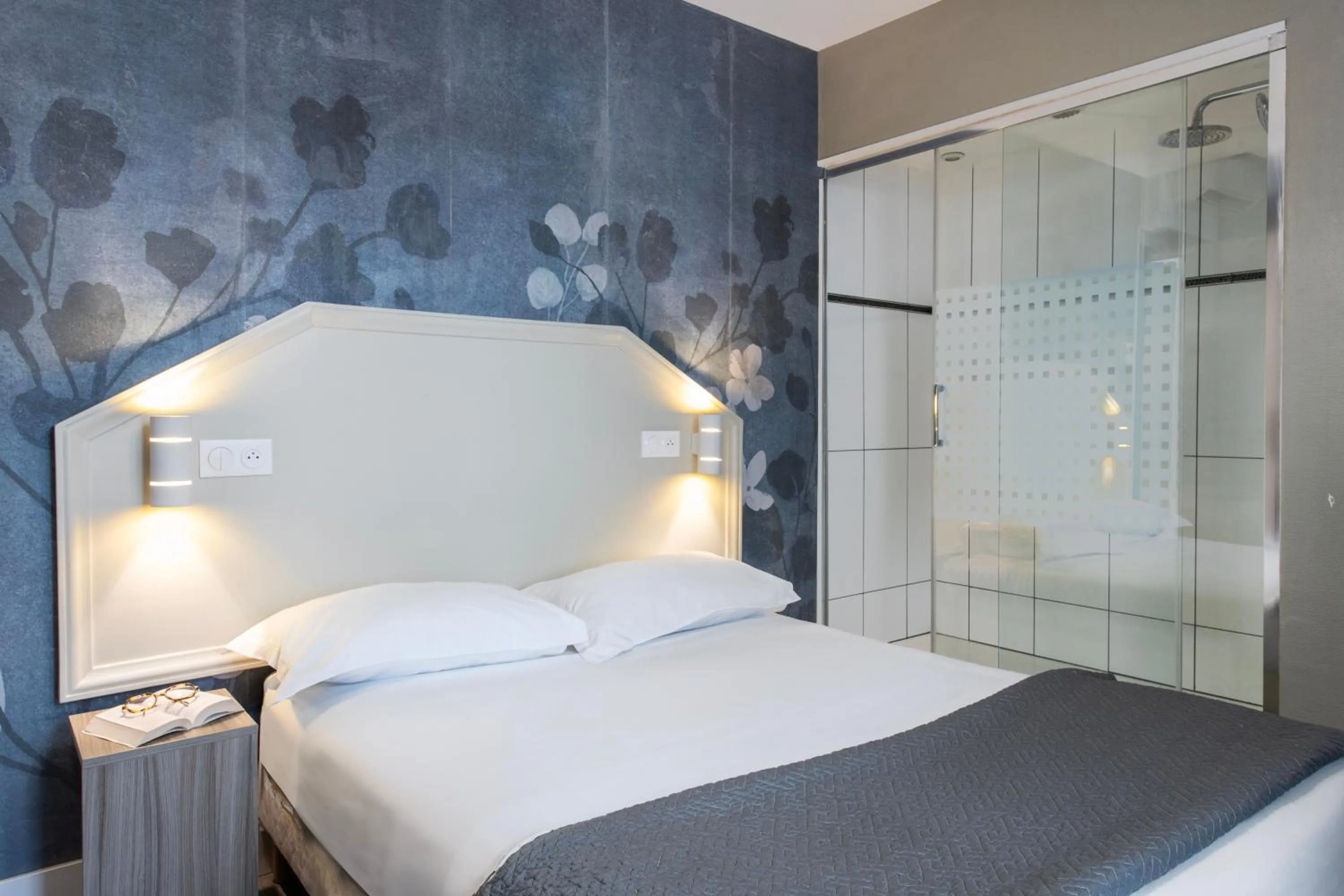 Bedroom, Bed in Hôtel Ambassadeur