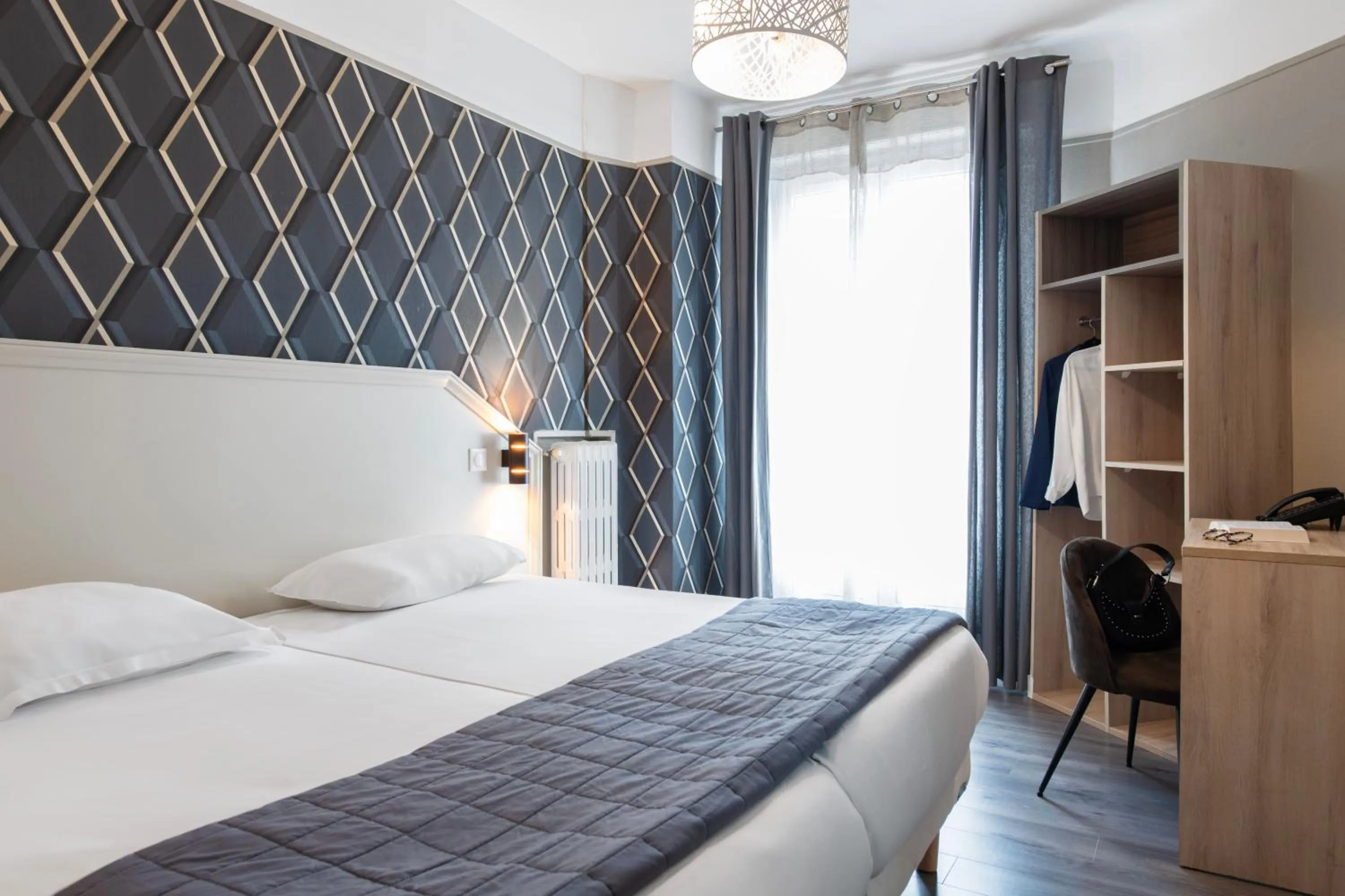 Bedroom, Bed in Hôtel Ambassadeur