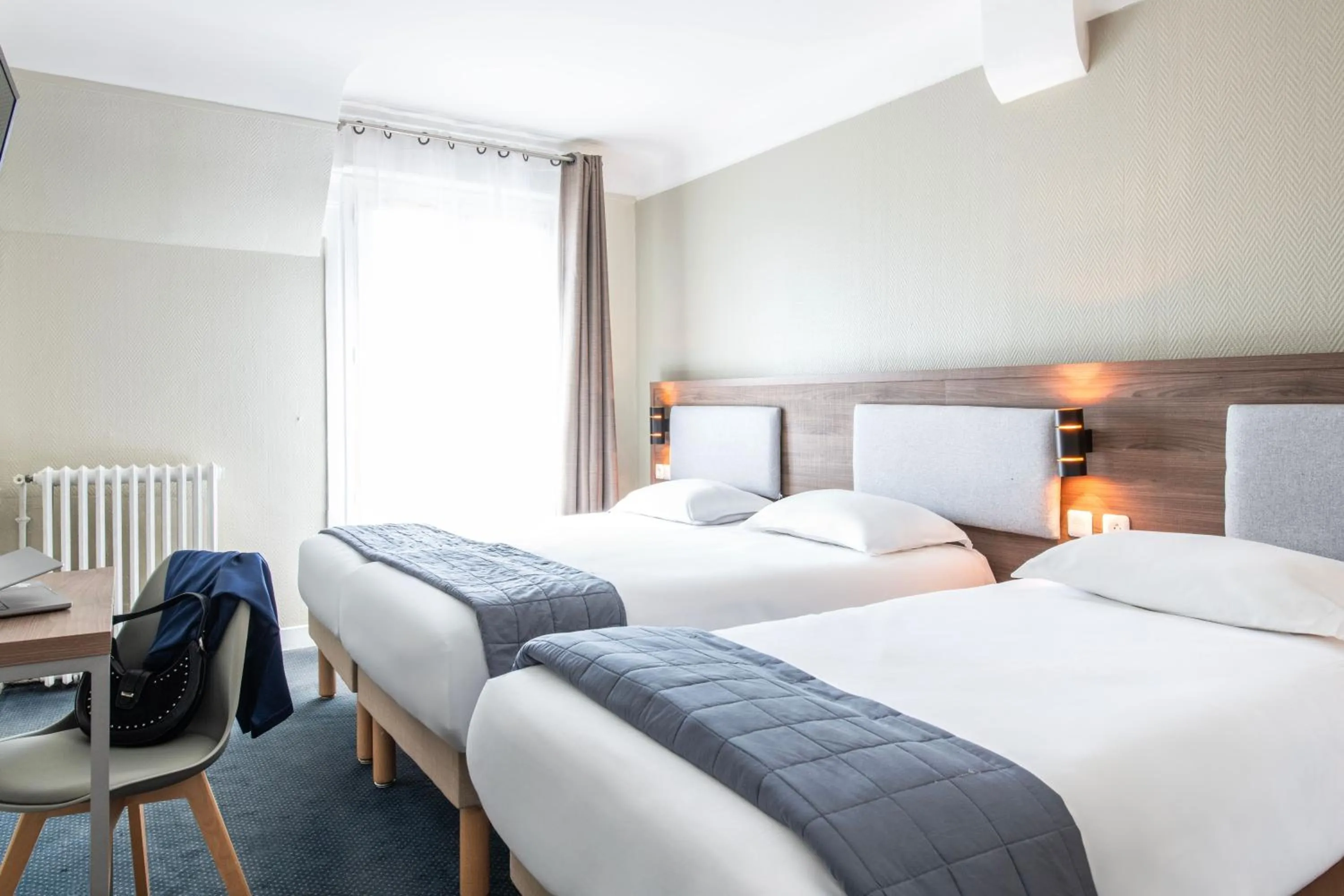 Bedroom, Bed in Hôtel Ambassadeur