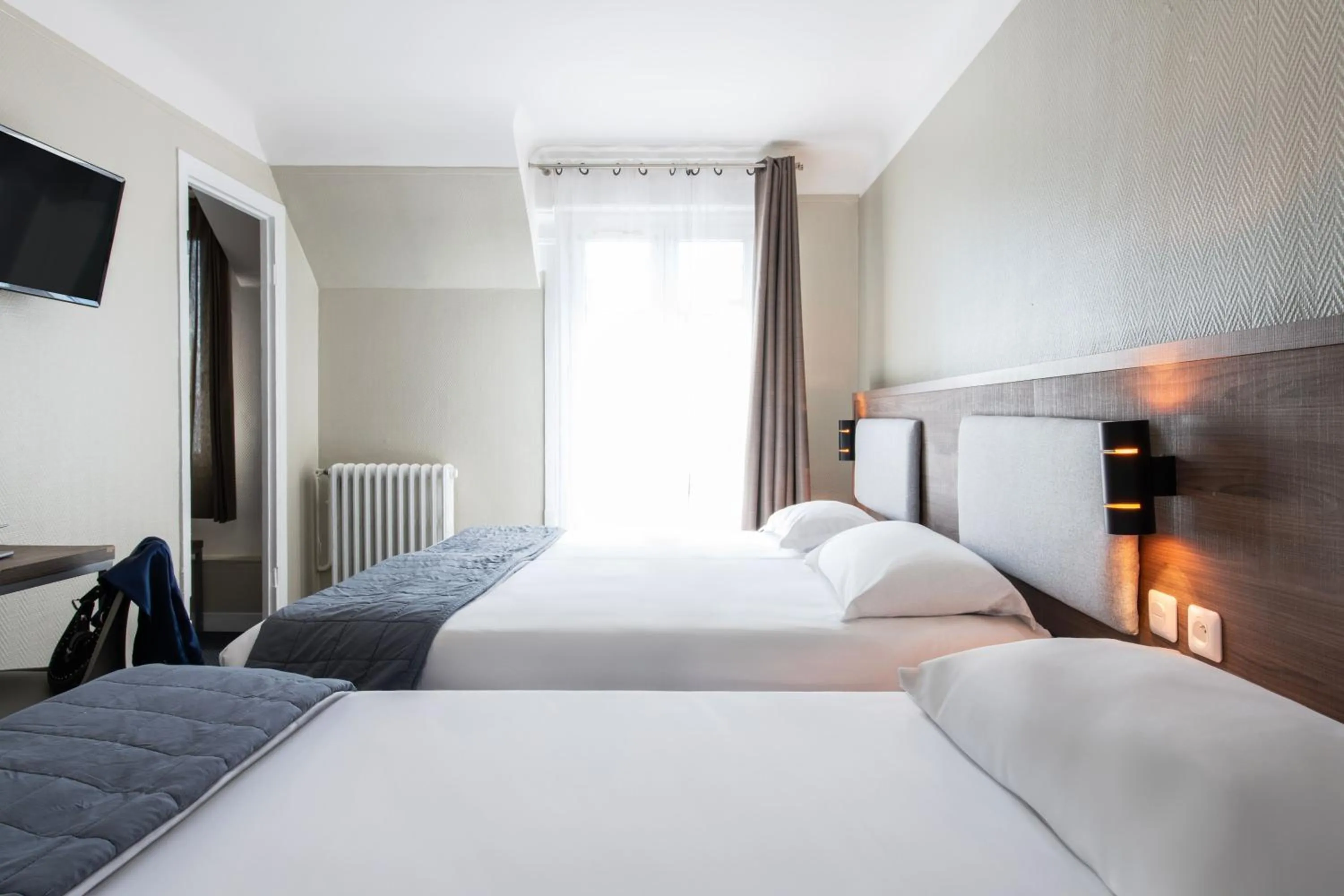 Bedroom, Bed in Hôtel Ambassadeur