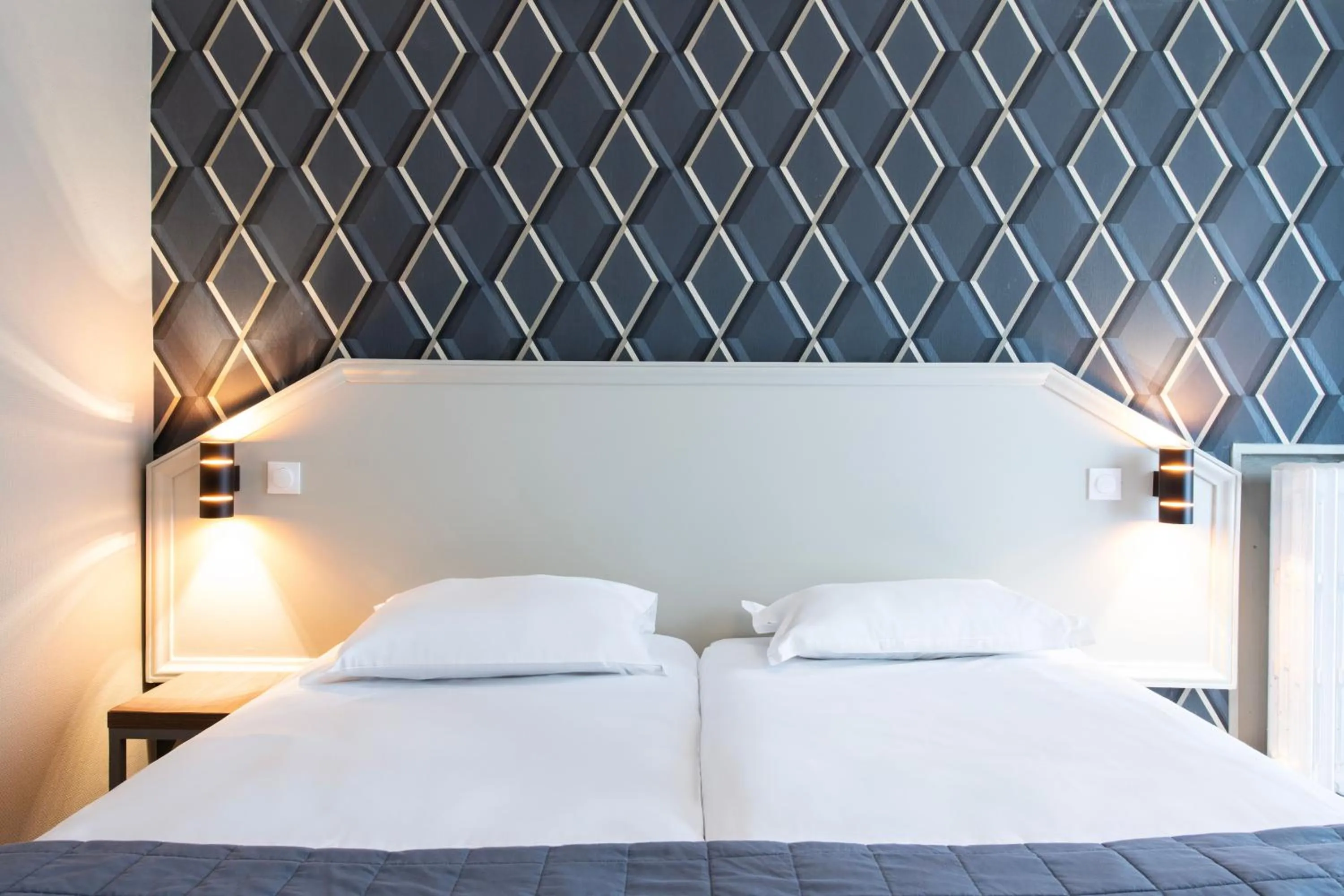 Bedroom, Bed in Hôtel Ambassadeur