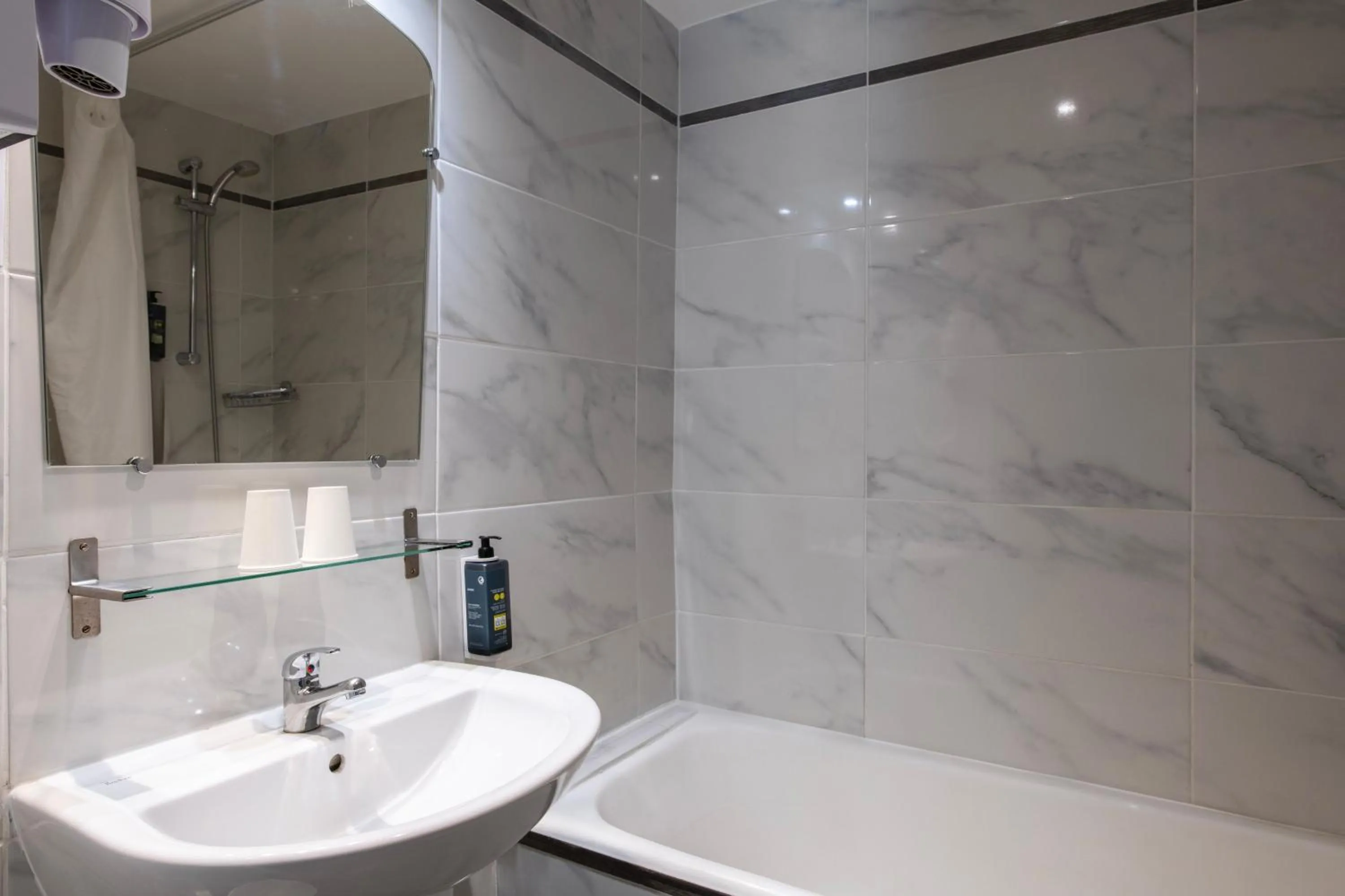 Bathroom in Hôtel Ambassadeur