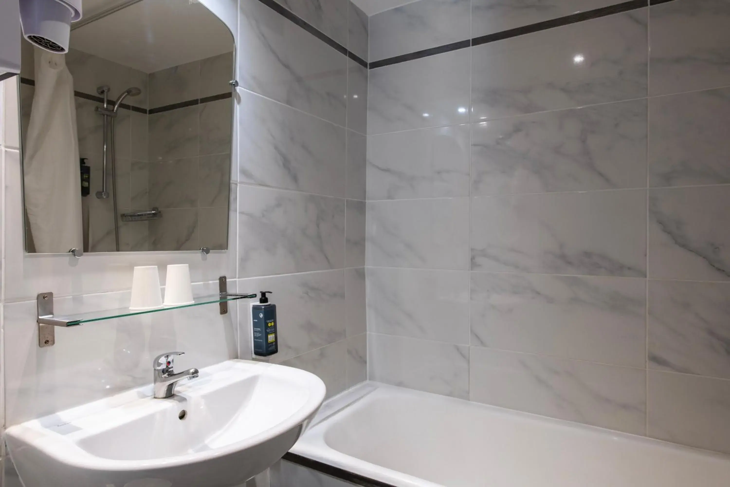 Single Room in Hôtel Ambassadeur Single Room in Hôtel Ambassadeur