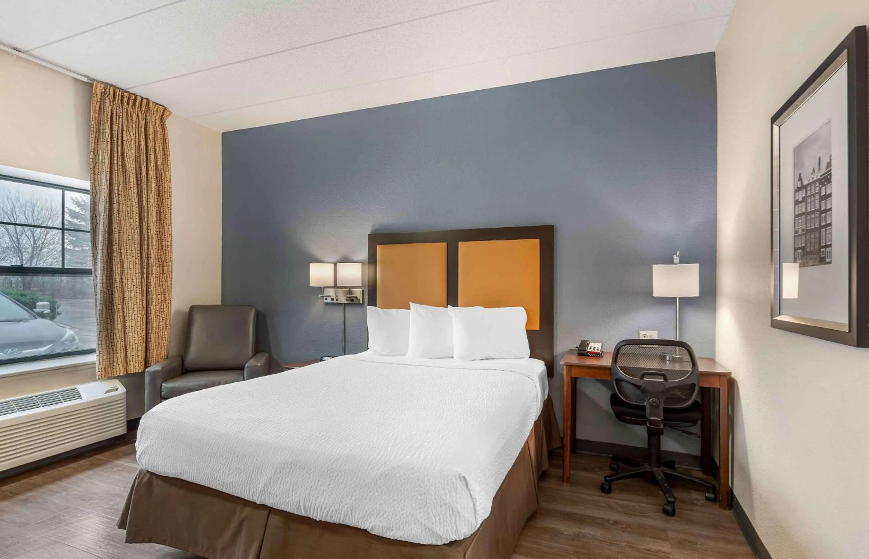 Bedroom, Bed in Extended Stay America Select Suites - Chicago - Lisle