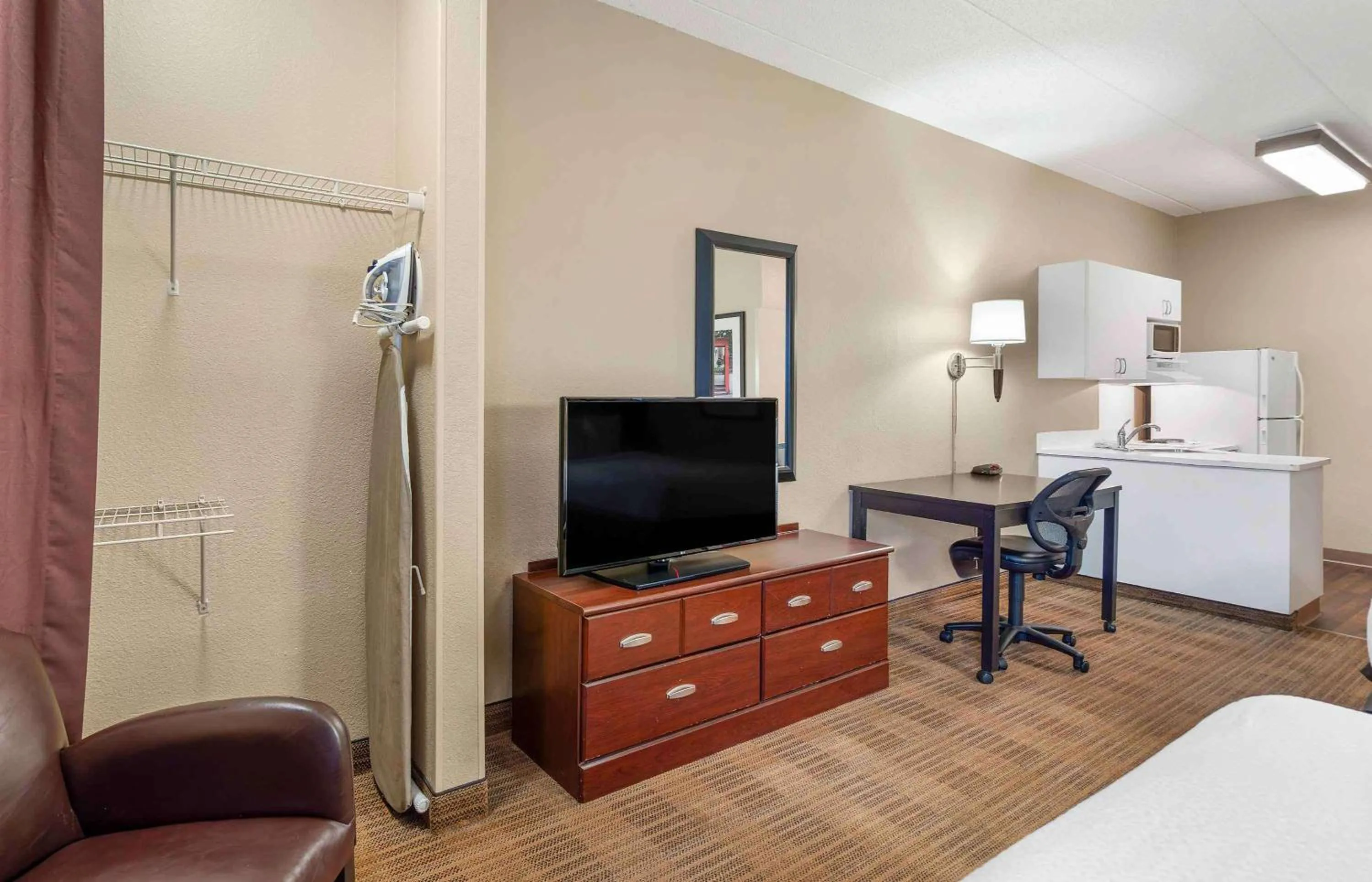 Bedroom, Bed in Extended Stay America Select Suites - Chicago - Lisle