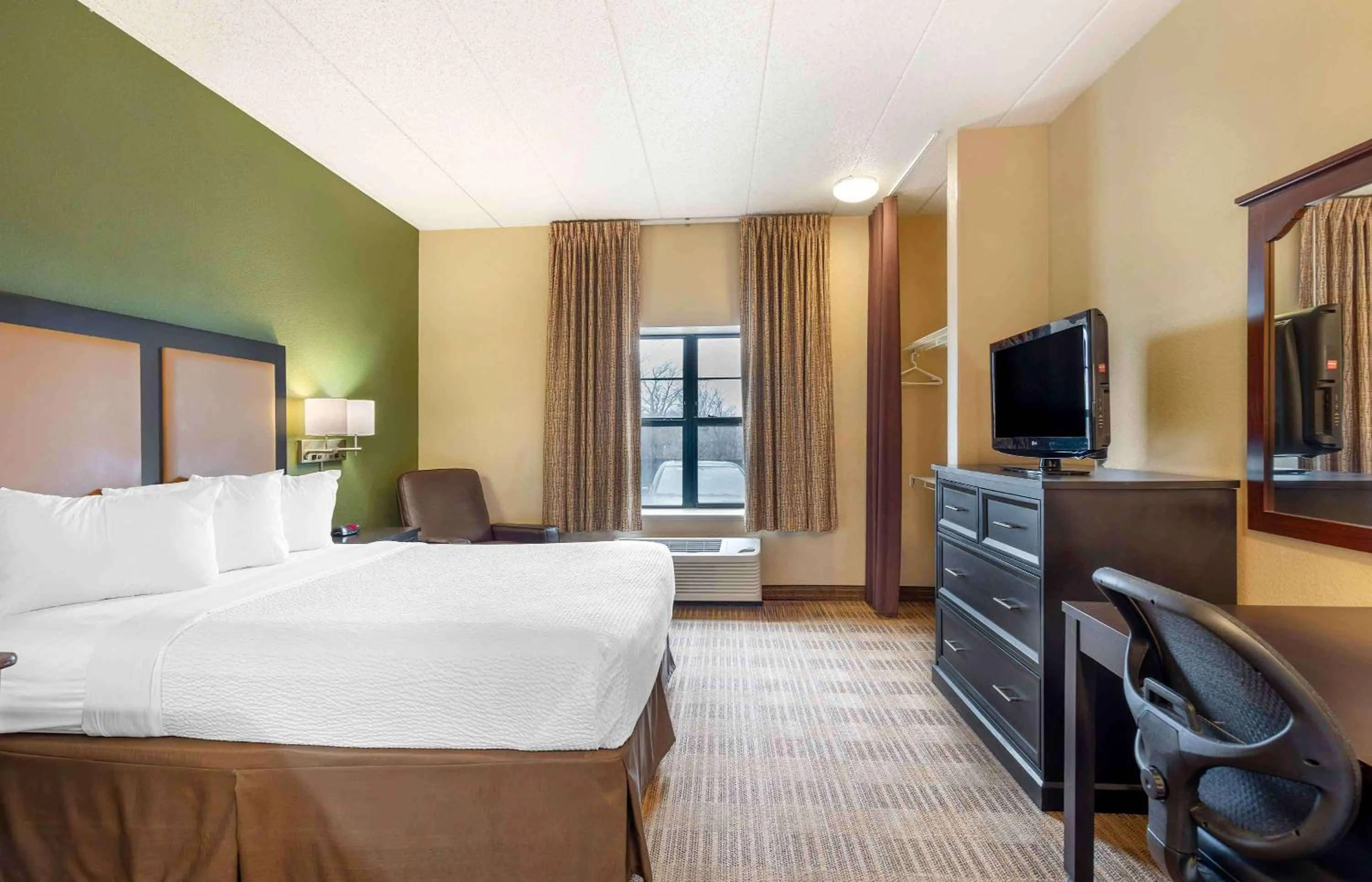Bedroom, Bed in Extended Stay America Select Suites - Chicago - Lisle