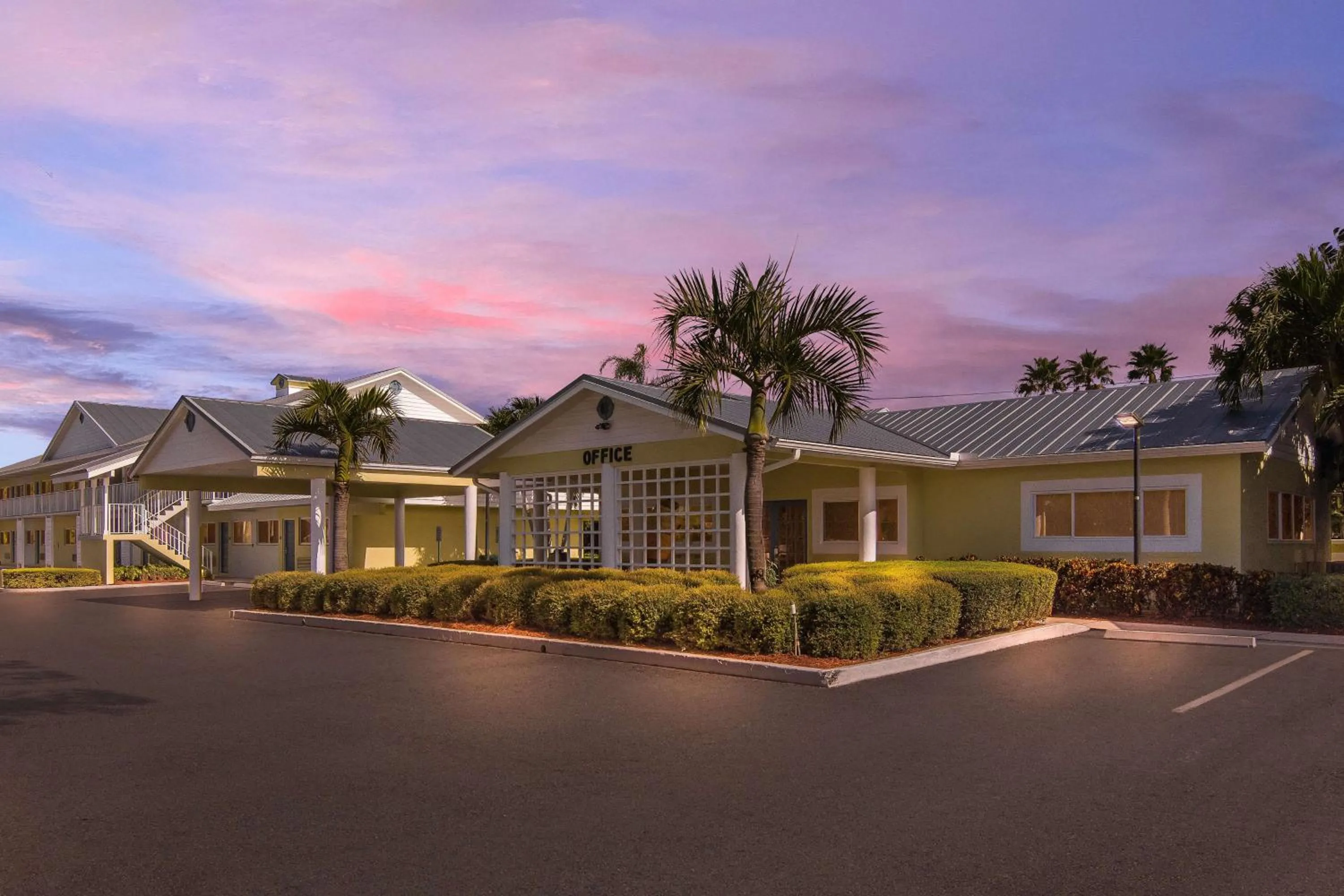 Property building in Best Western Port St. Lucie