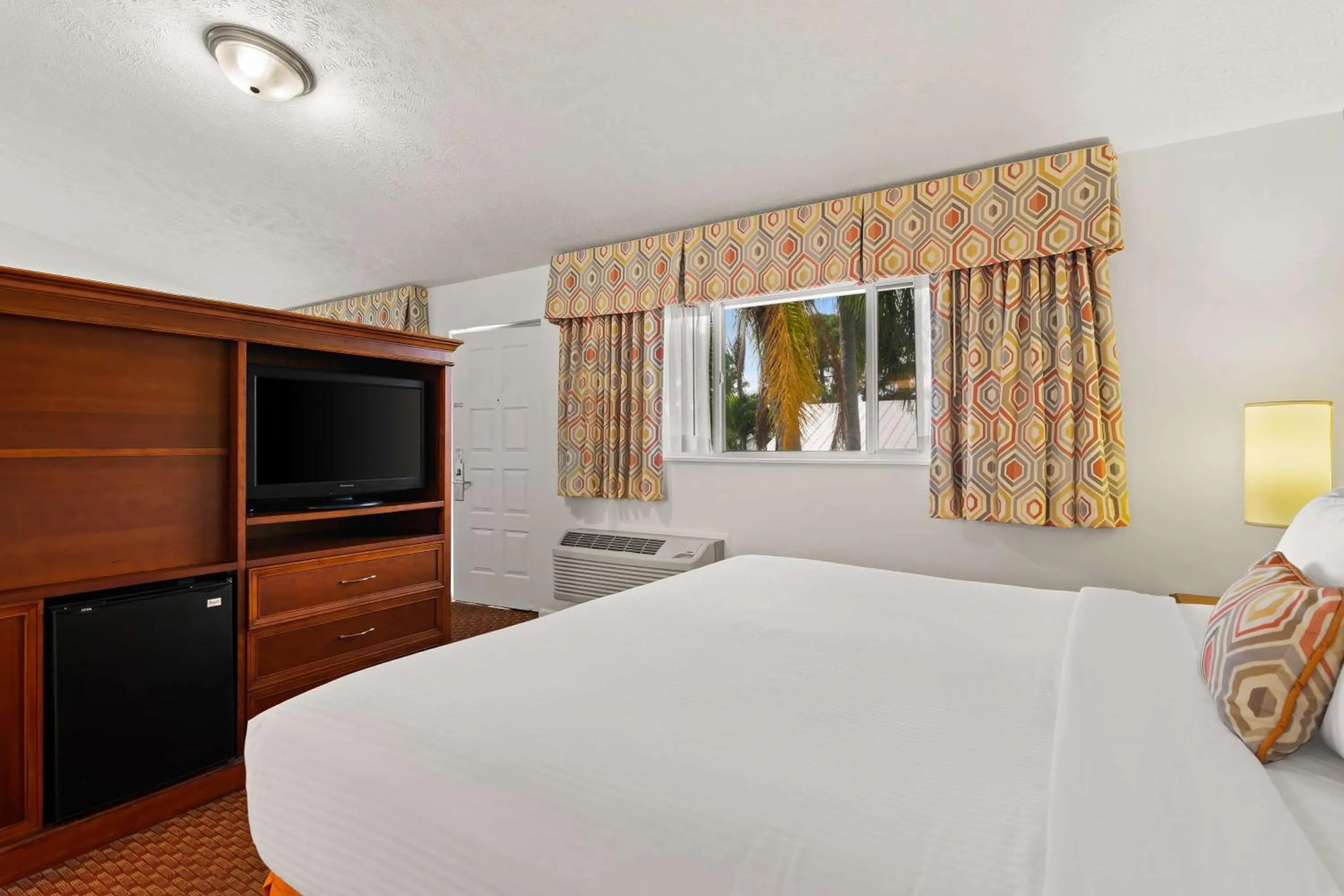 Photo of the whole room, Bed in Best Western Port St. Lucie