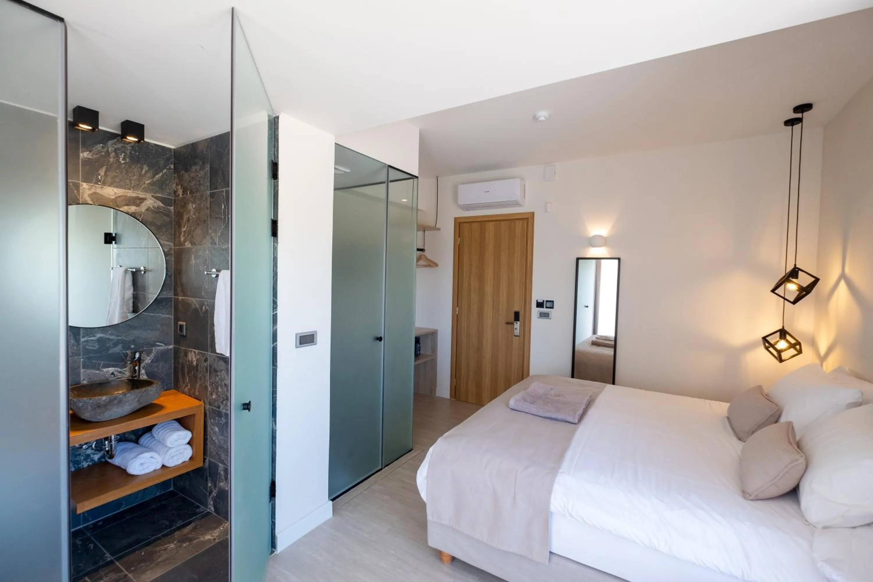 Bathroom, Bed in 180 South Seaside Hotel