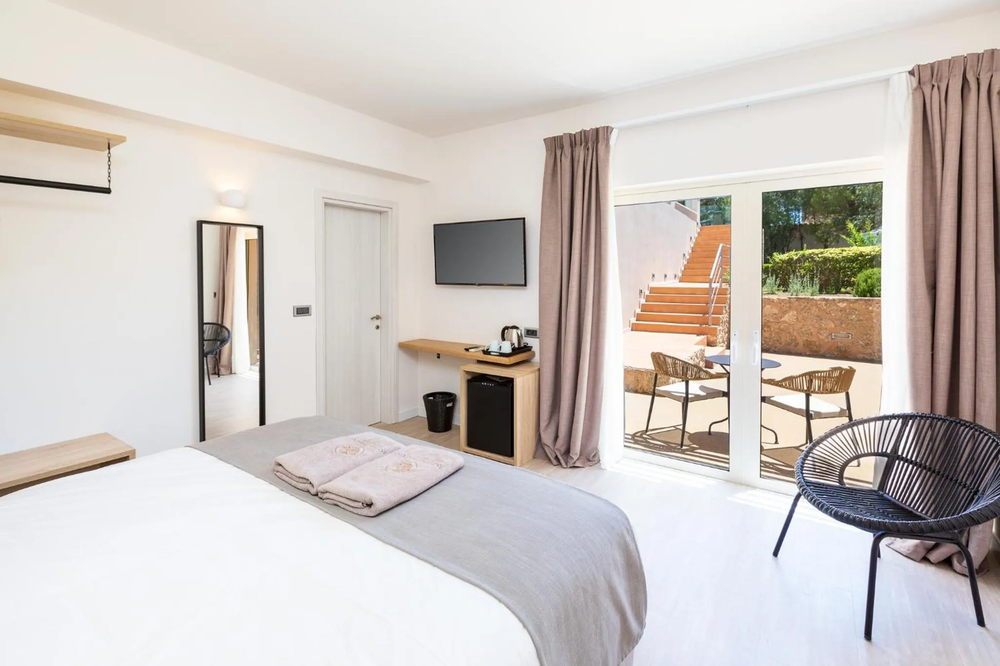 Bedroom, Bed in 180 South Seaside Hotel